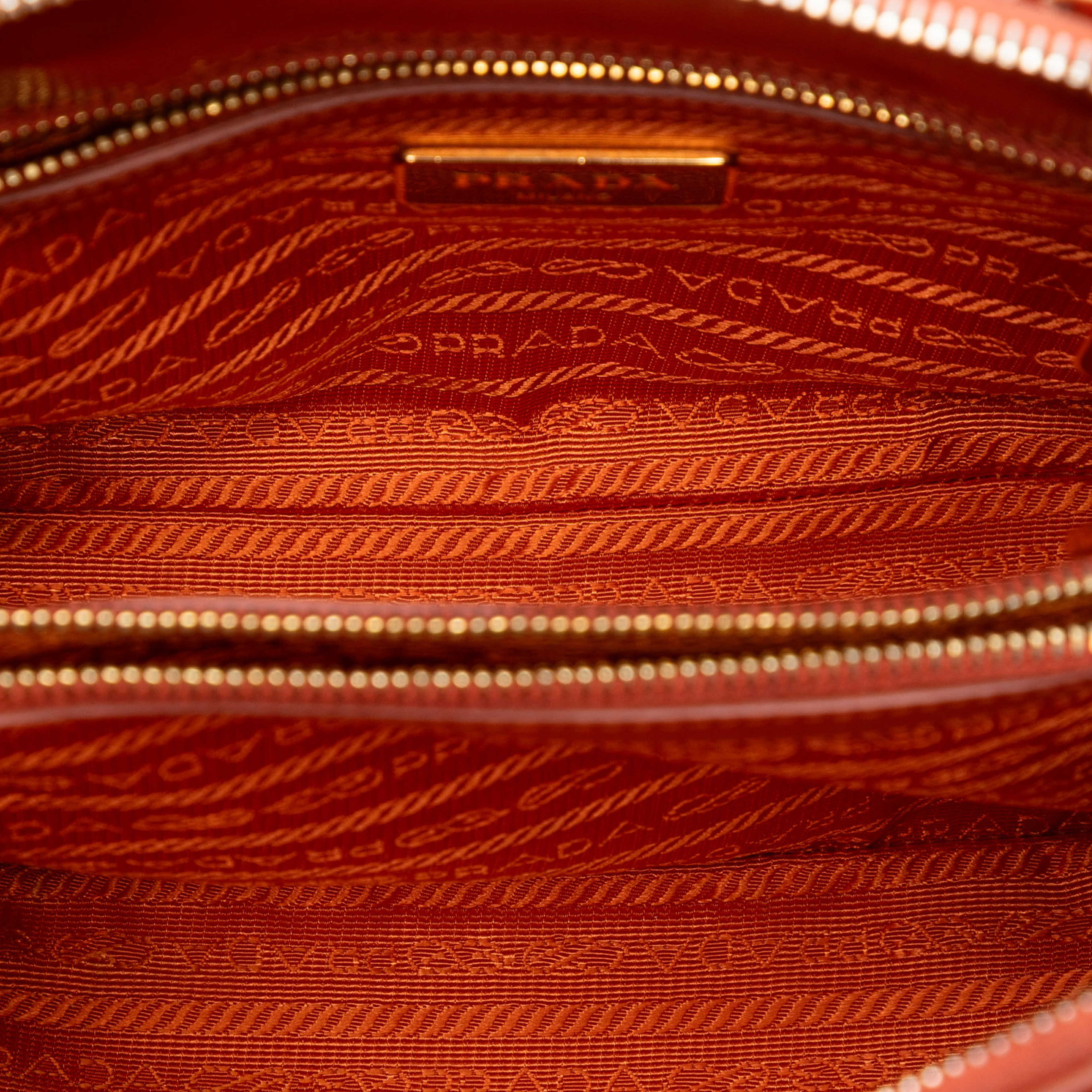 Prada Small Saffiano Vernice Promenade Satchel, från Luxclusif, i färgen orange. Klicka för att öppna bilden i stort format