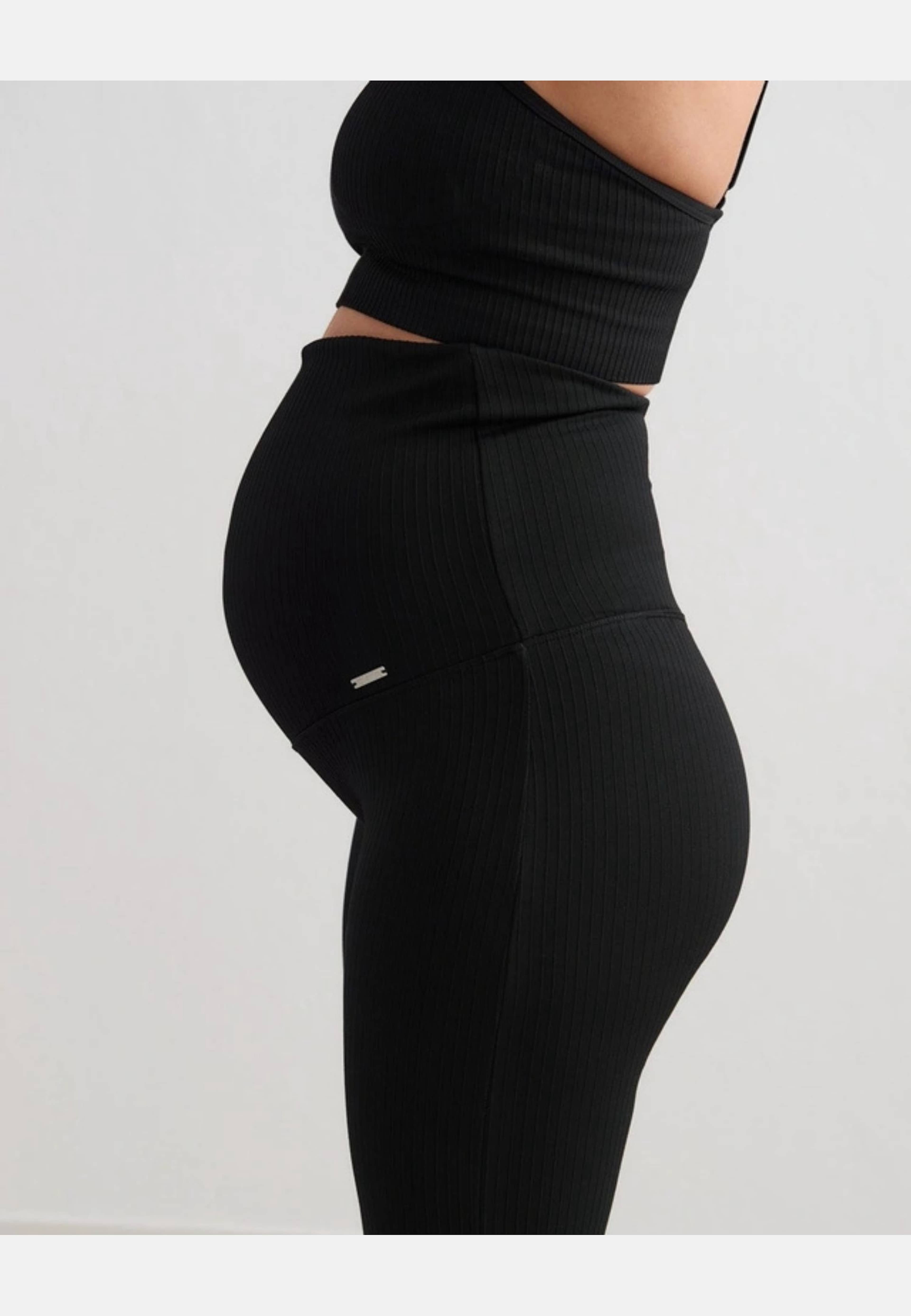 Ribbed Seamless Maternity Tights, från aim'n, i färgen black. Klicka för att öppna bilden i stort format