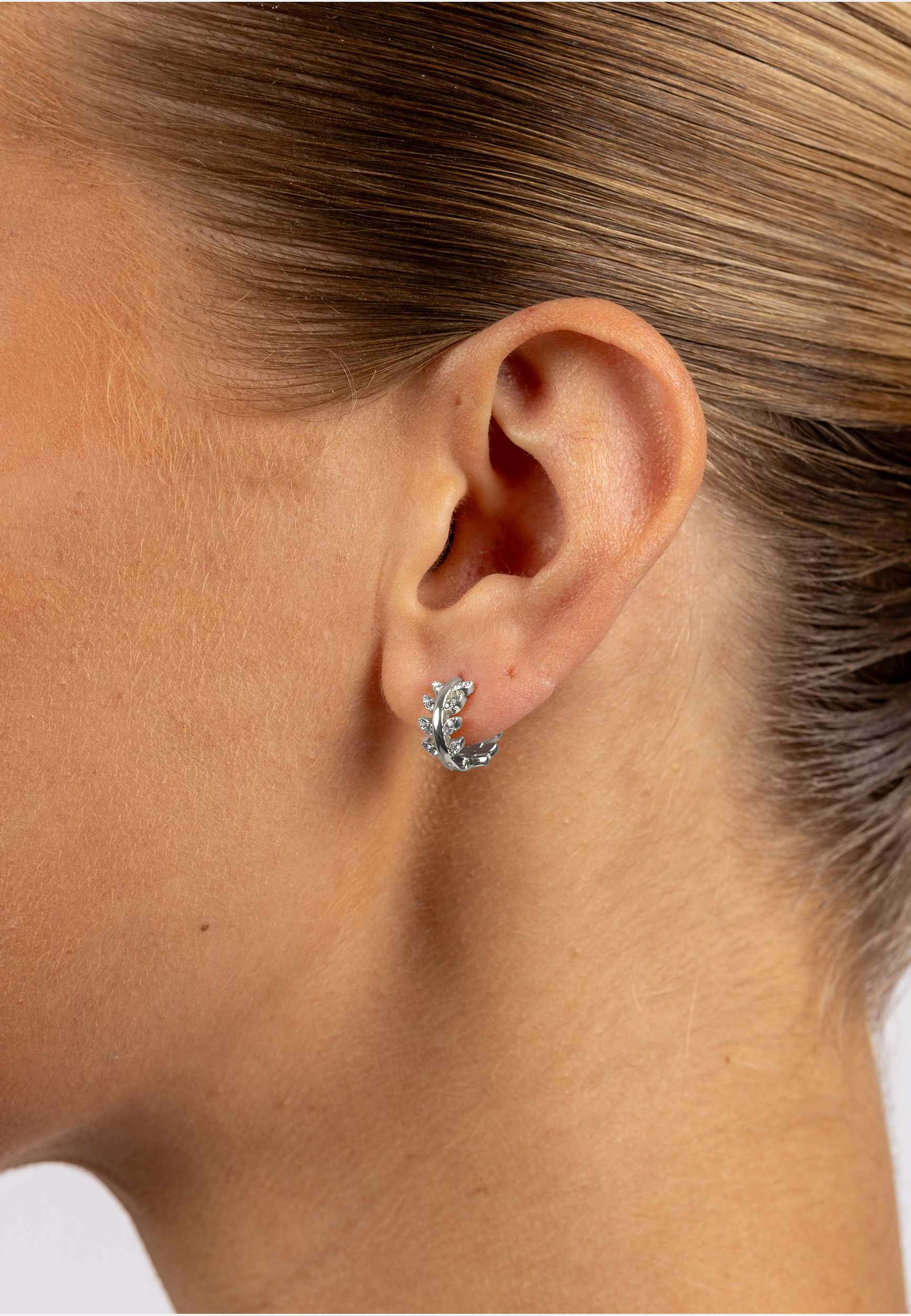 Minna Small Crystal Ring Ear 12mm, från SNÖ of Sweden, i färgen s/clear. Klicka för att öppna bilden i stort format