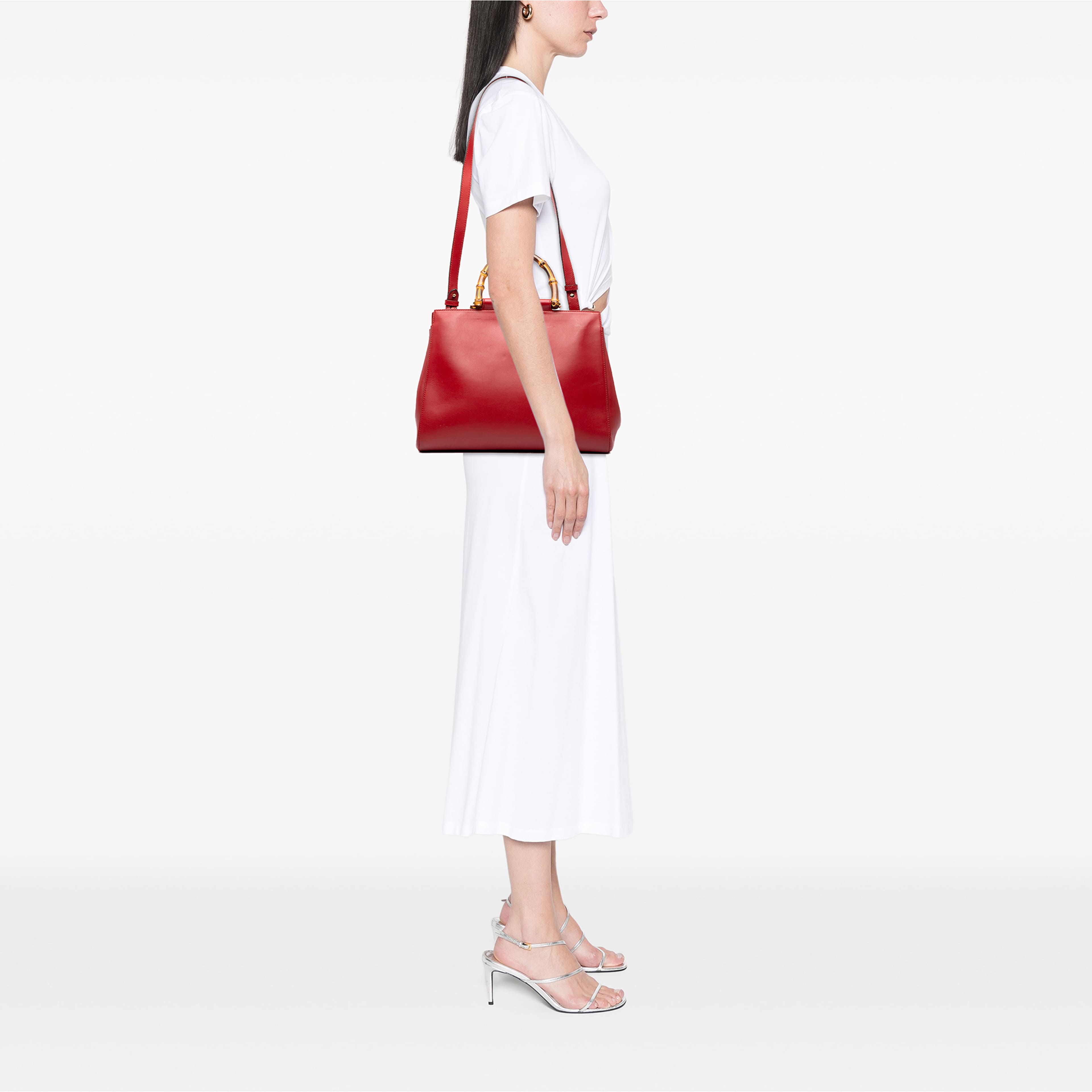 Gucci Medium Calfskin Bamboo Nymphaea Satchel, från Luxclusif, i färgen röd. Klicka för att öppna bilden i stort format