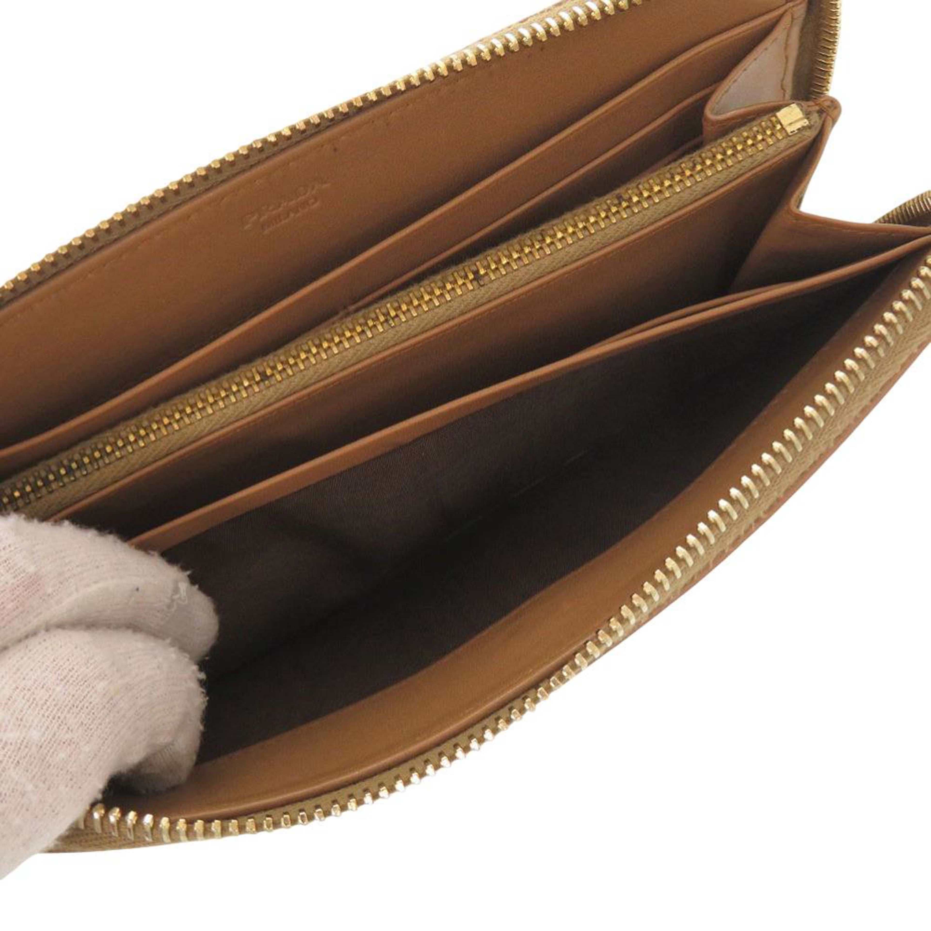 Prada Leather Zip Around Wallet, från Luxclusif, i färgen caramel. Klicka för att öppna bilden i stort format