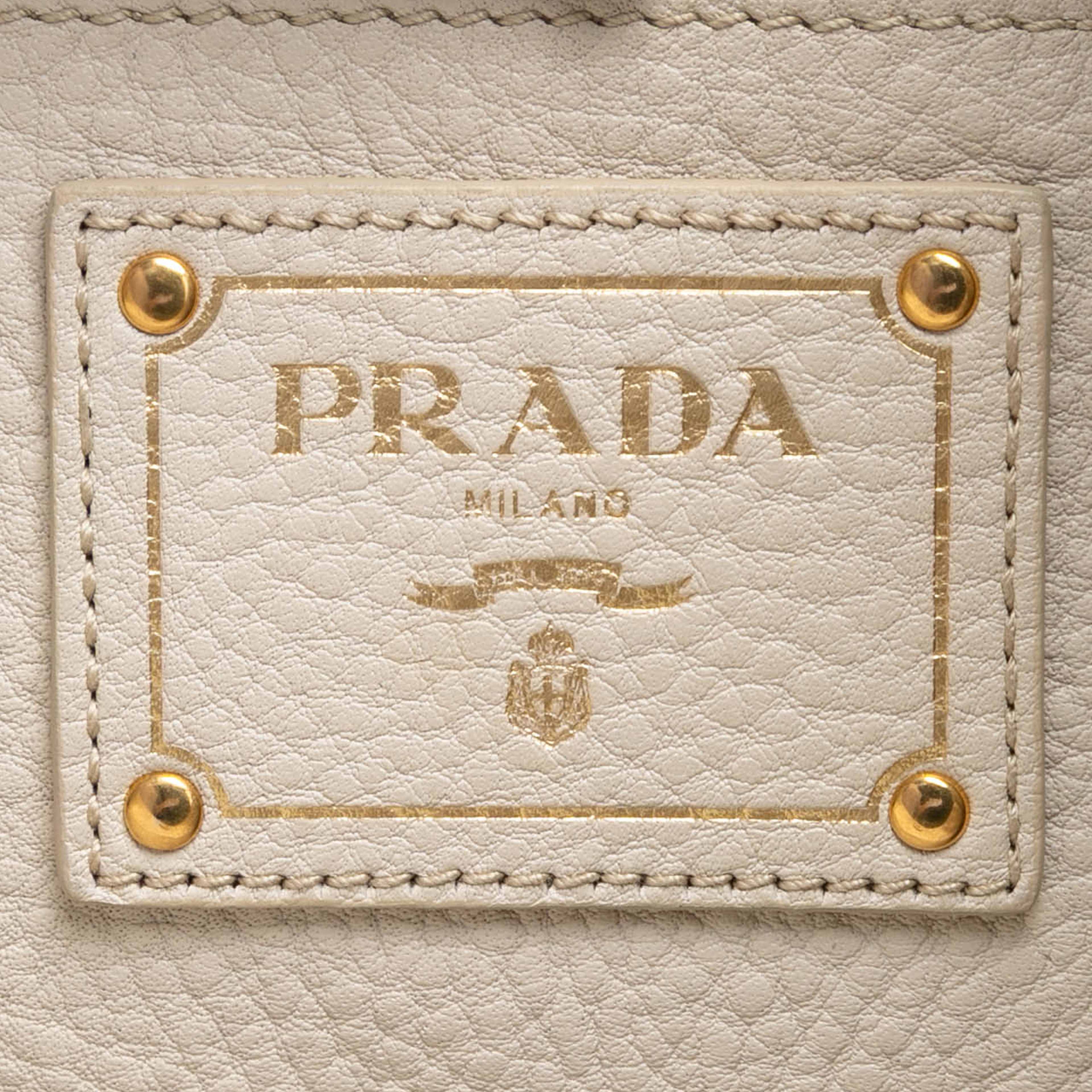 Prada Vitello Daino Side Zip Open Convertible Tote, från Luxclusif, i färgen white. Klicka för att öppna bilden i stort format