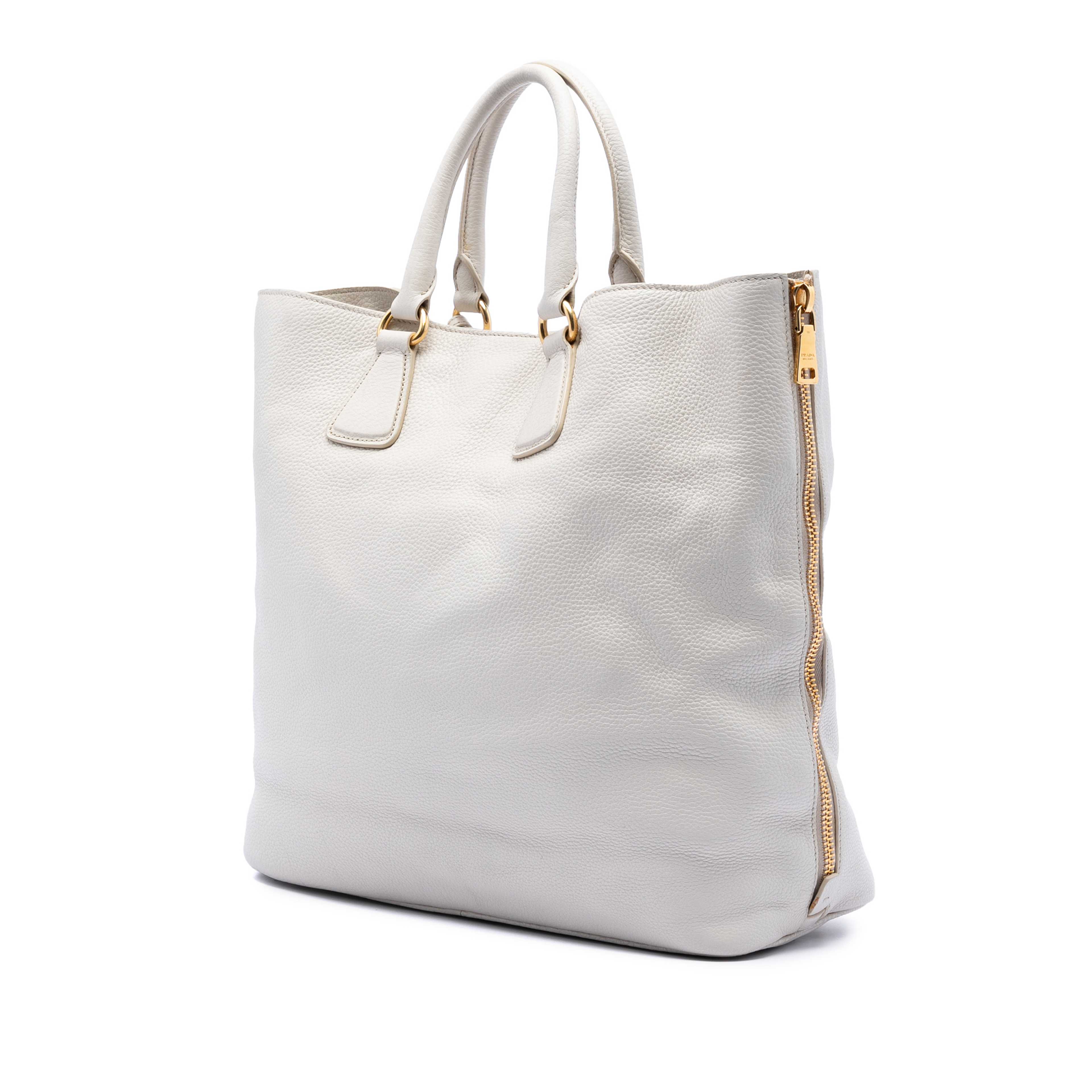 Prada Vitello Daino Side Zip Open Convertible Tote, från Luxclusif, i färgen white. Klicka för att öppna bilden i stort format