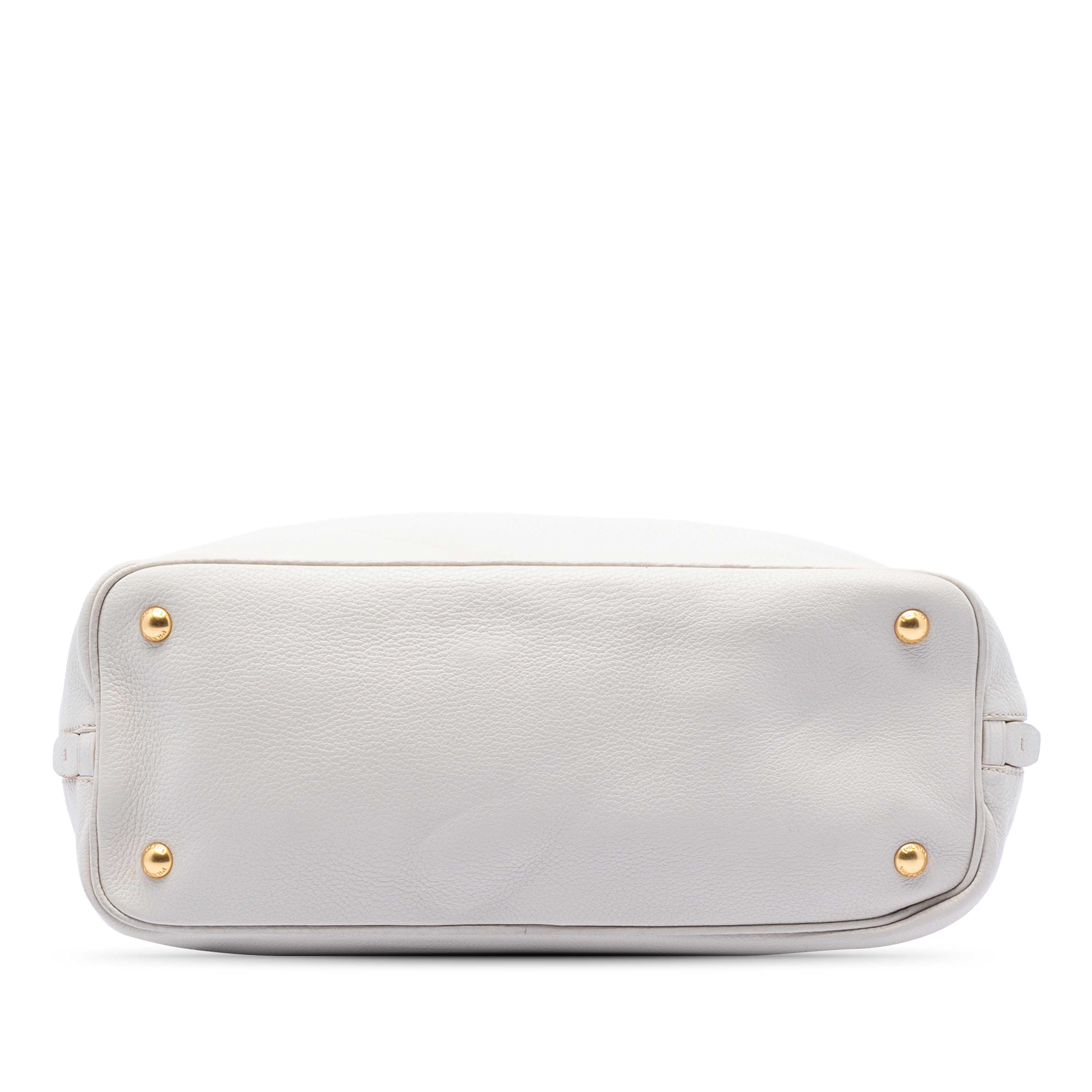 Prada Vitello Daino Side Zip Open Convertible Tote, från Luxclusif, i färgen white. Klicka för att öppna bilden i stort format