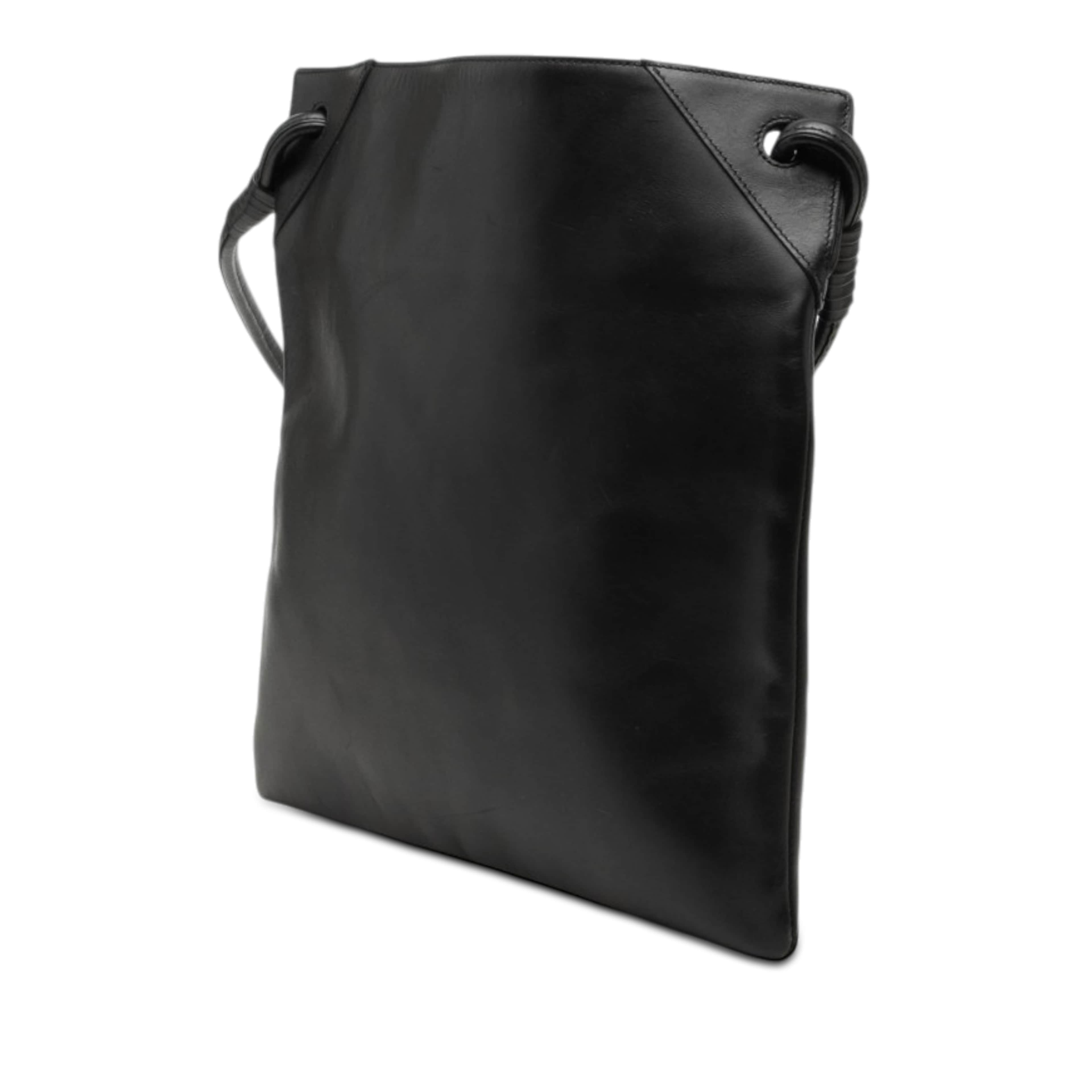 Bottega Veneta Calfskin Crossbody, från Luxclusif, i färgen svart. Klicka för att öppna bilden i stort format