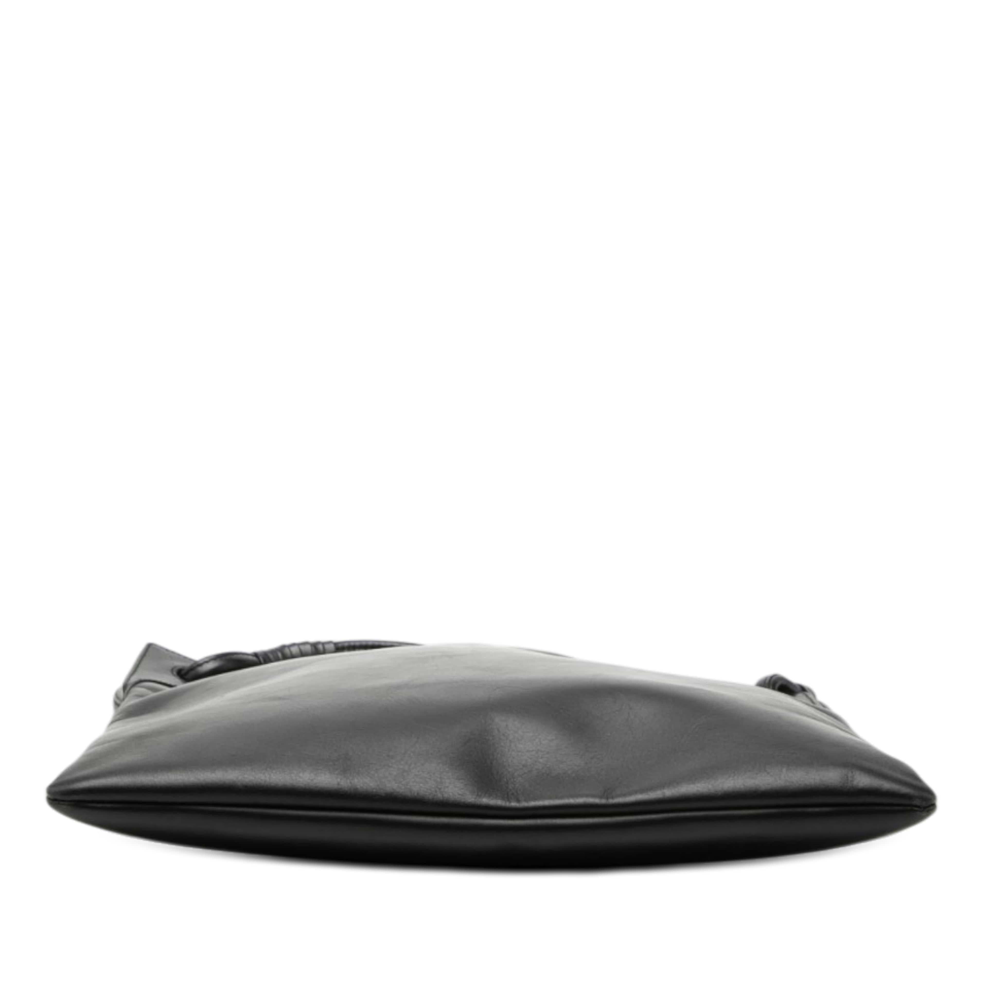Bottega Veneta Calfskin Crossbody, från Luxclusif, i färgen svart. Klicka för att öppna bilden i stort format