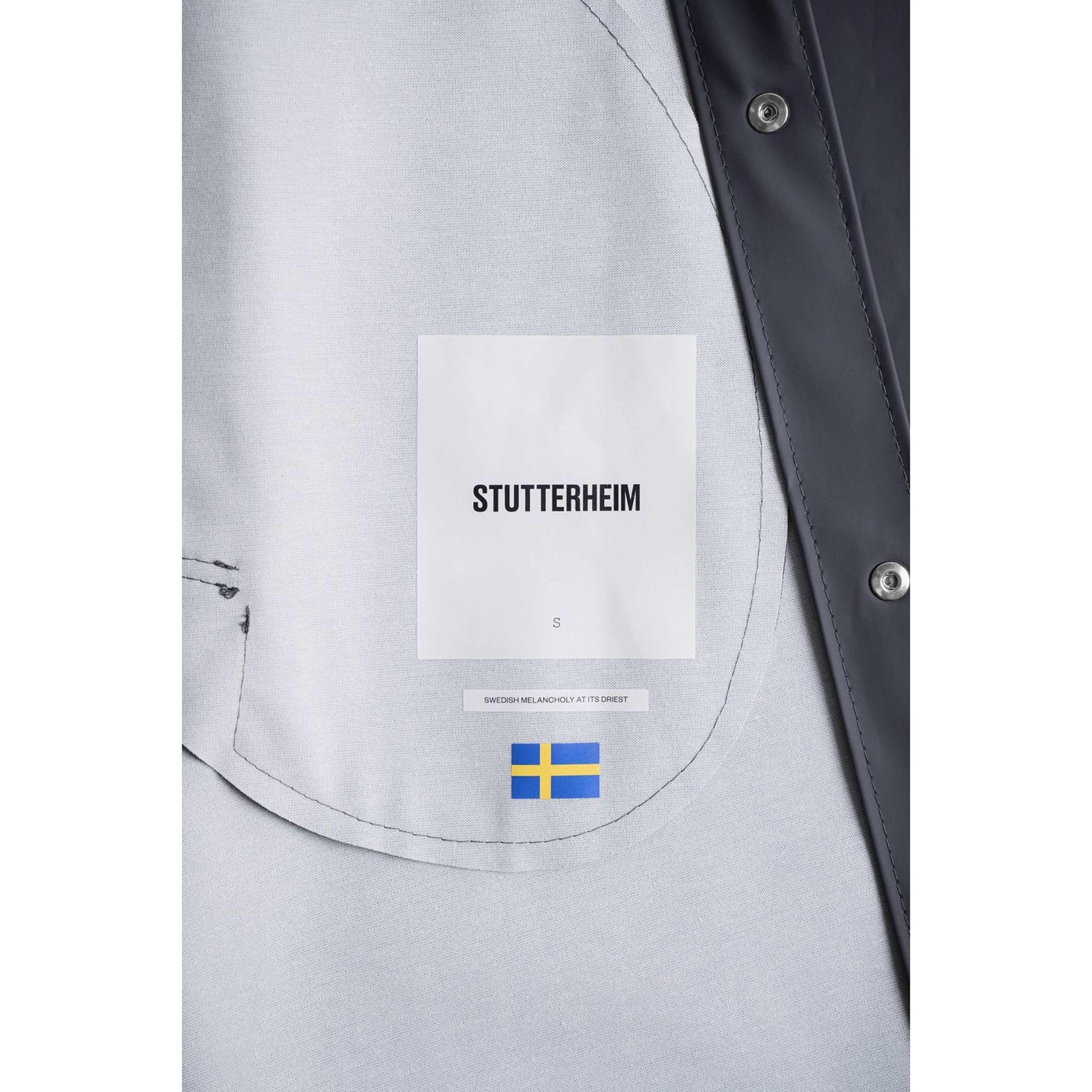 Stockholm Long Raincoat, från Stutterheim, i färgen charcoal. Klicka för att öppna bilden i stort format