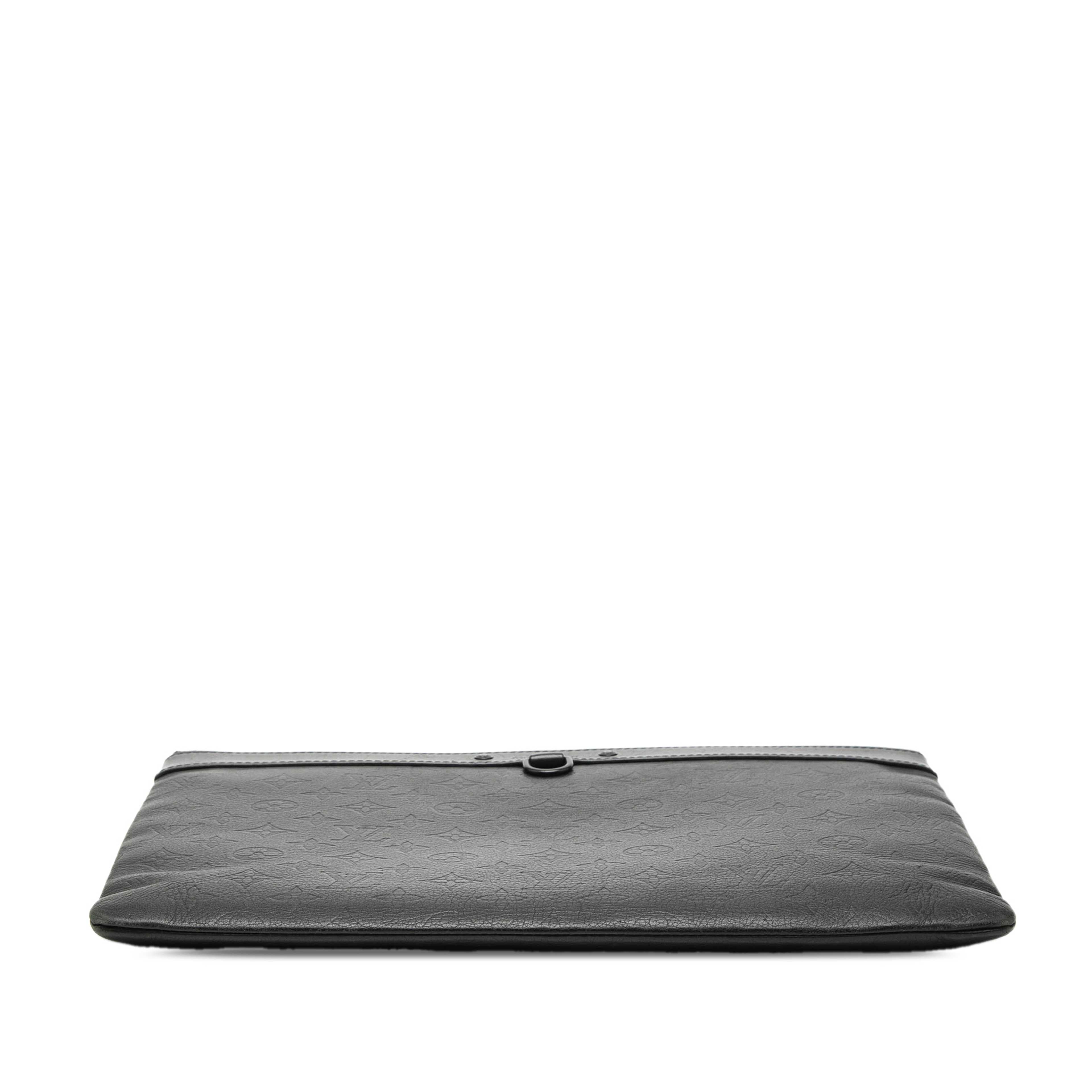 Louis Vuitton Monogram Shadow Discovery Pochette, från Luxclusif, i färgen black. Klicka för att öppna bilden i stort format