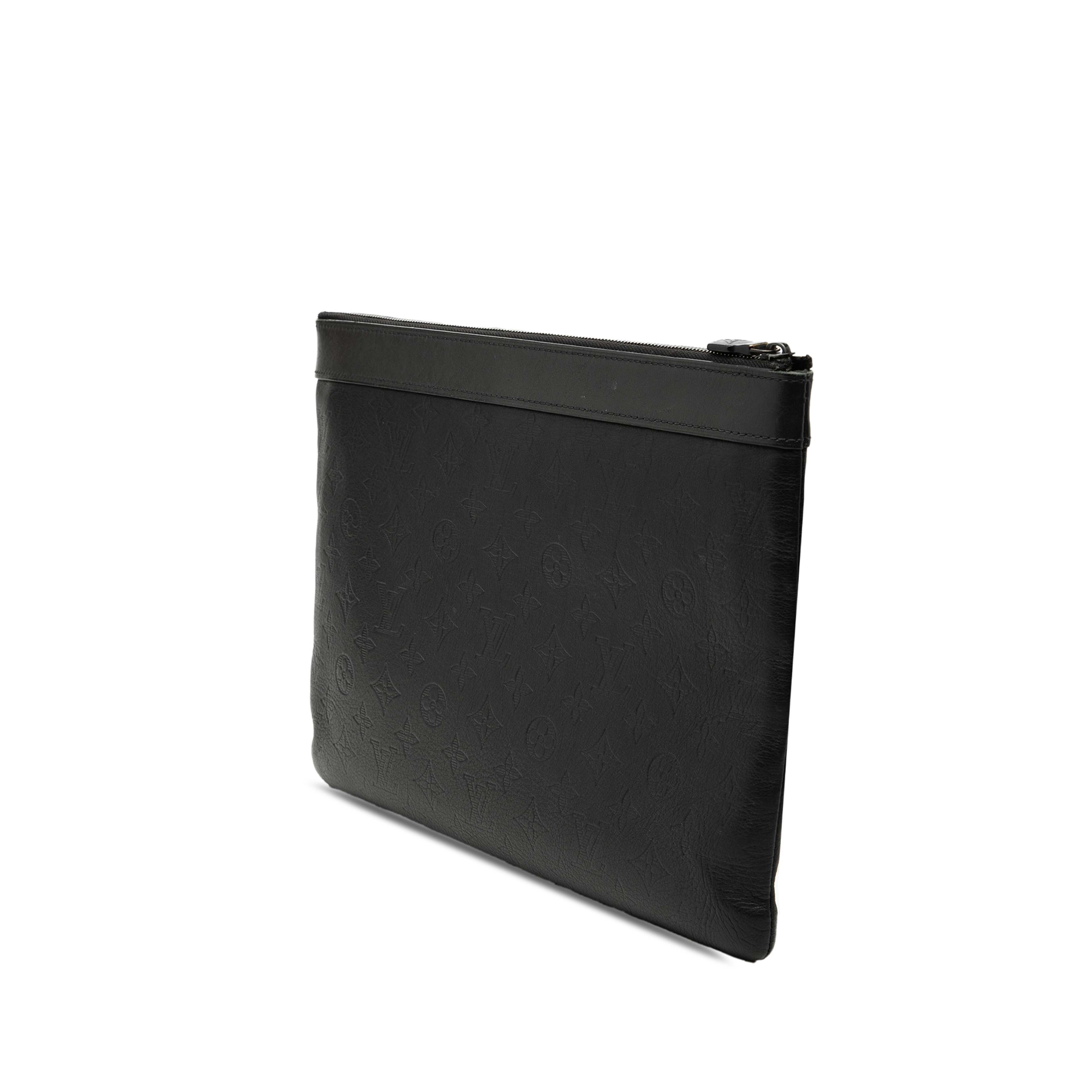 Louis Vuitton Monogram Shadow Discovery Pochette, från Luxclusif, i färgen black. Klicka för att öppna bilden i stort format