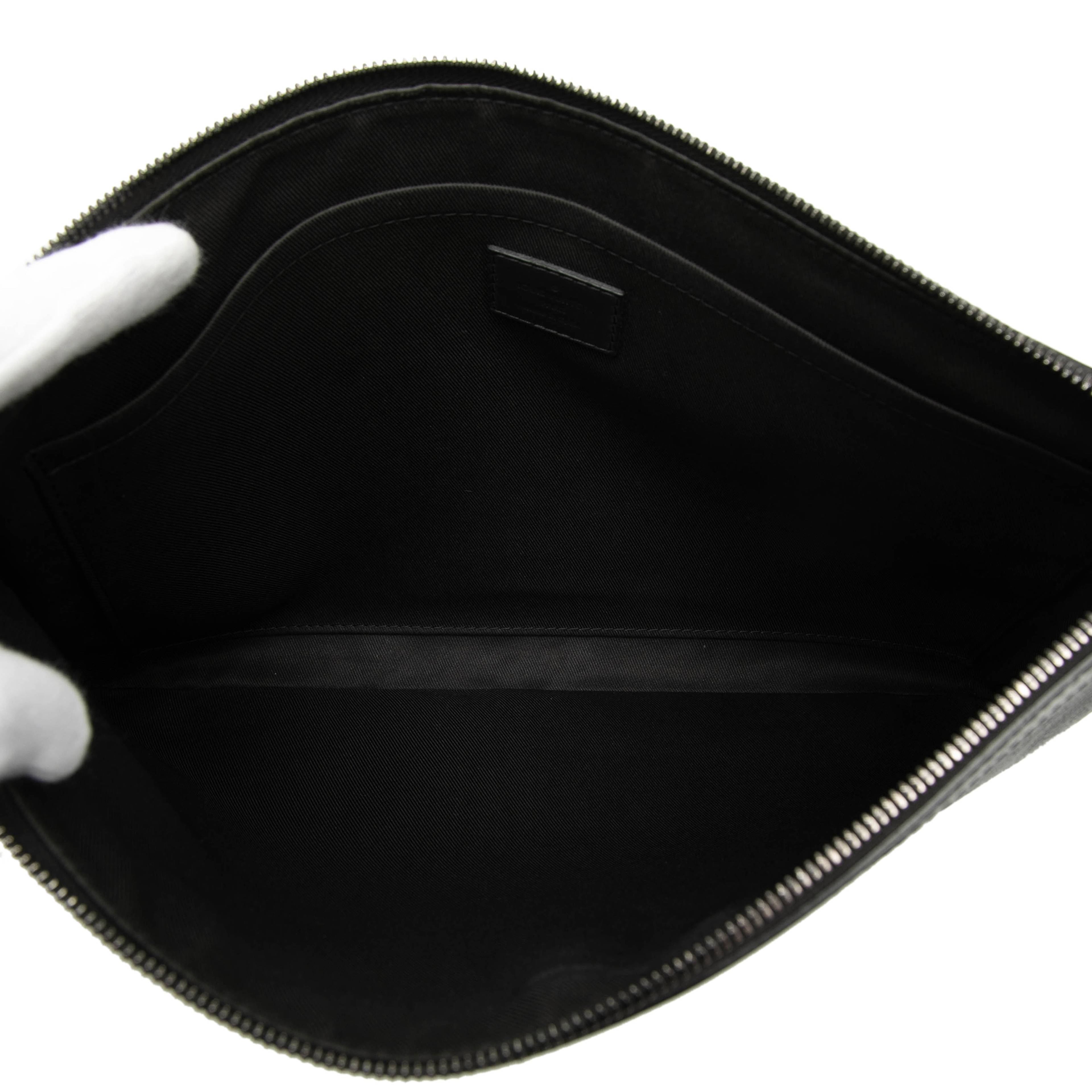 Louis Vuitton Monogram Shadow Discovery Pochette, från Luxclusif, i färgen black. Klicka för att öppna bilden i stort format