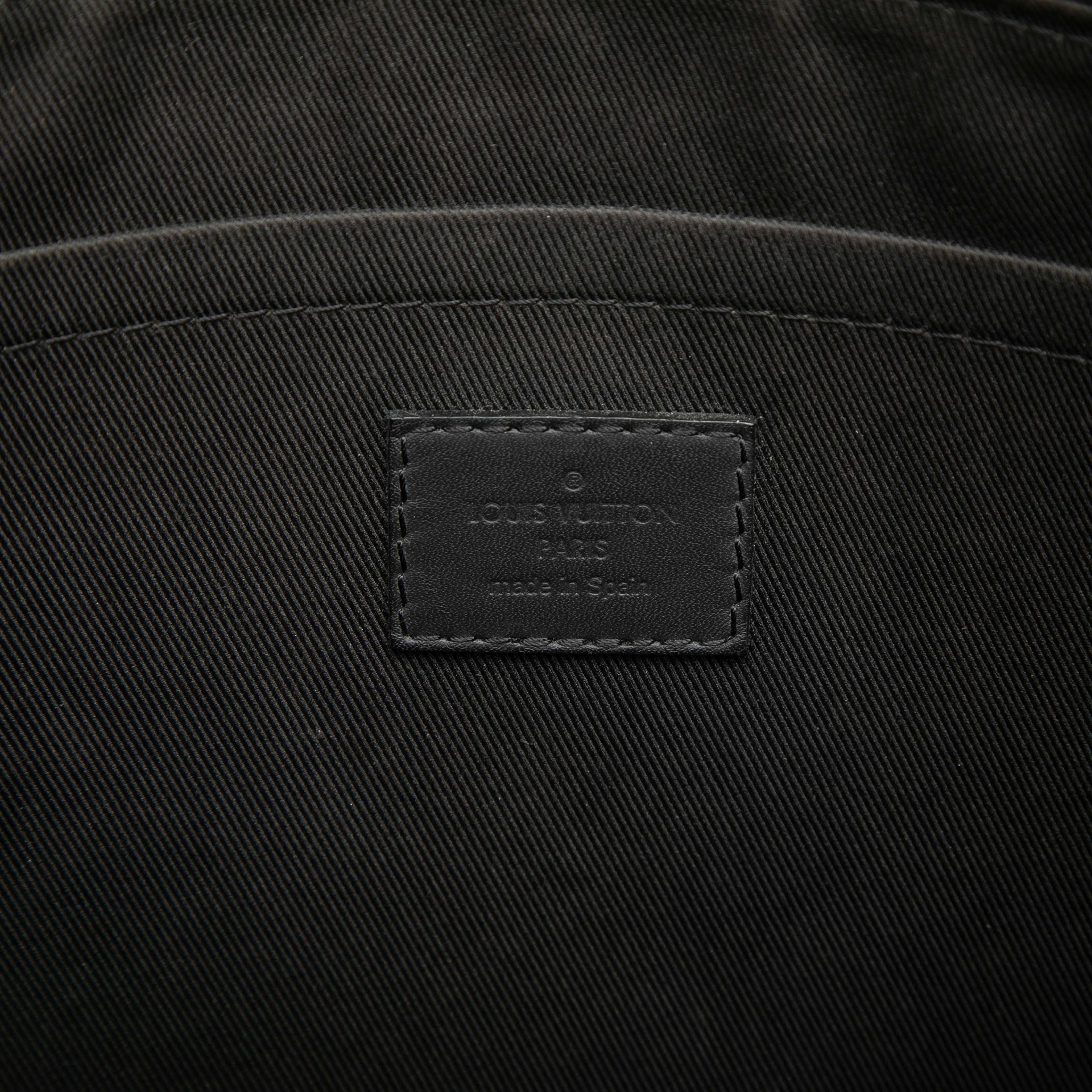 Louis Vuitton Monogram Shadow Discovery Pochette, från Luxclusif, i färgen black. Klicka för att öppna bilden i stort format