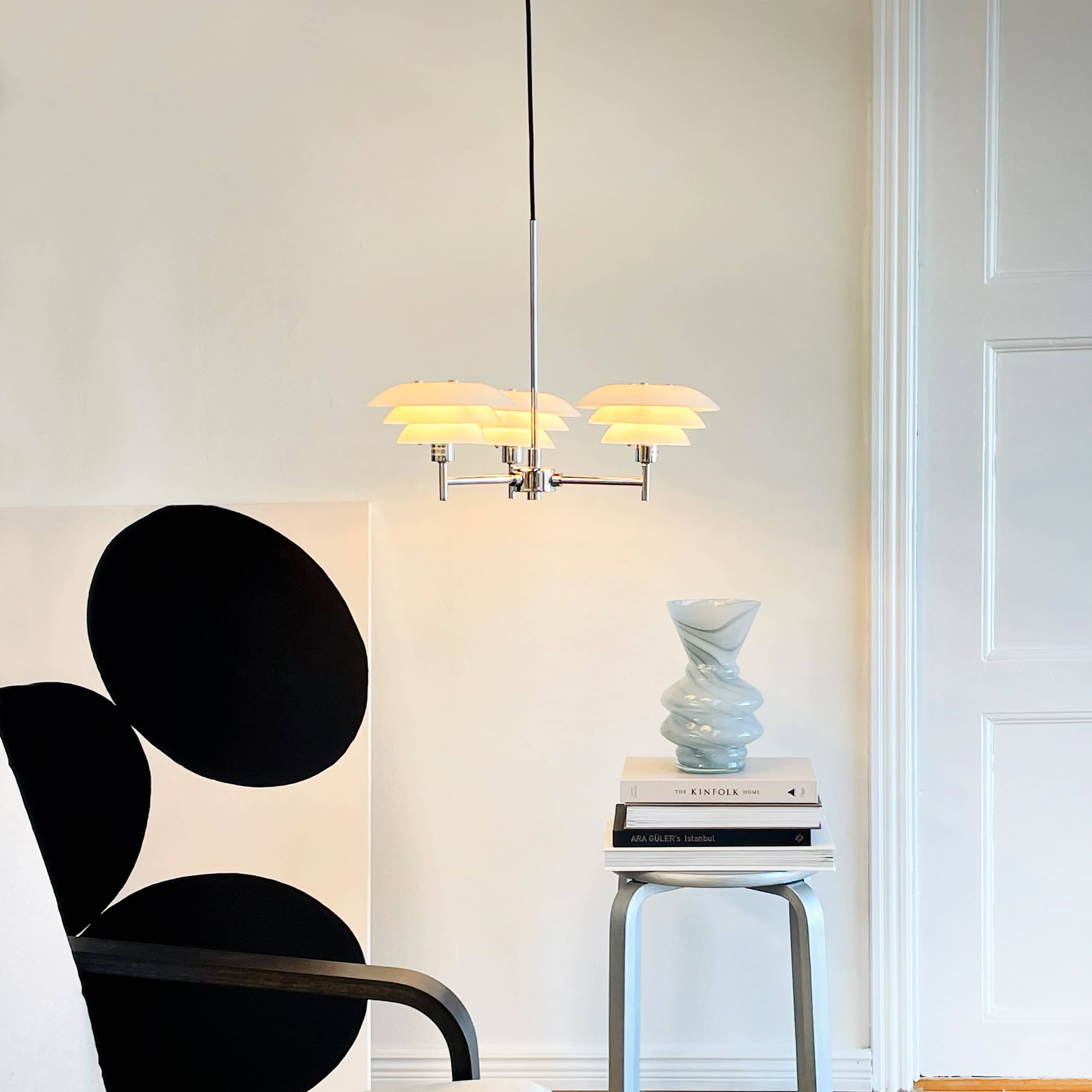 Dl20 Chandelier, från Dyberg Larsen, i färgen opal/ chrome. Klicka för att öppna bilden i stort format