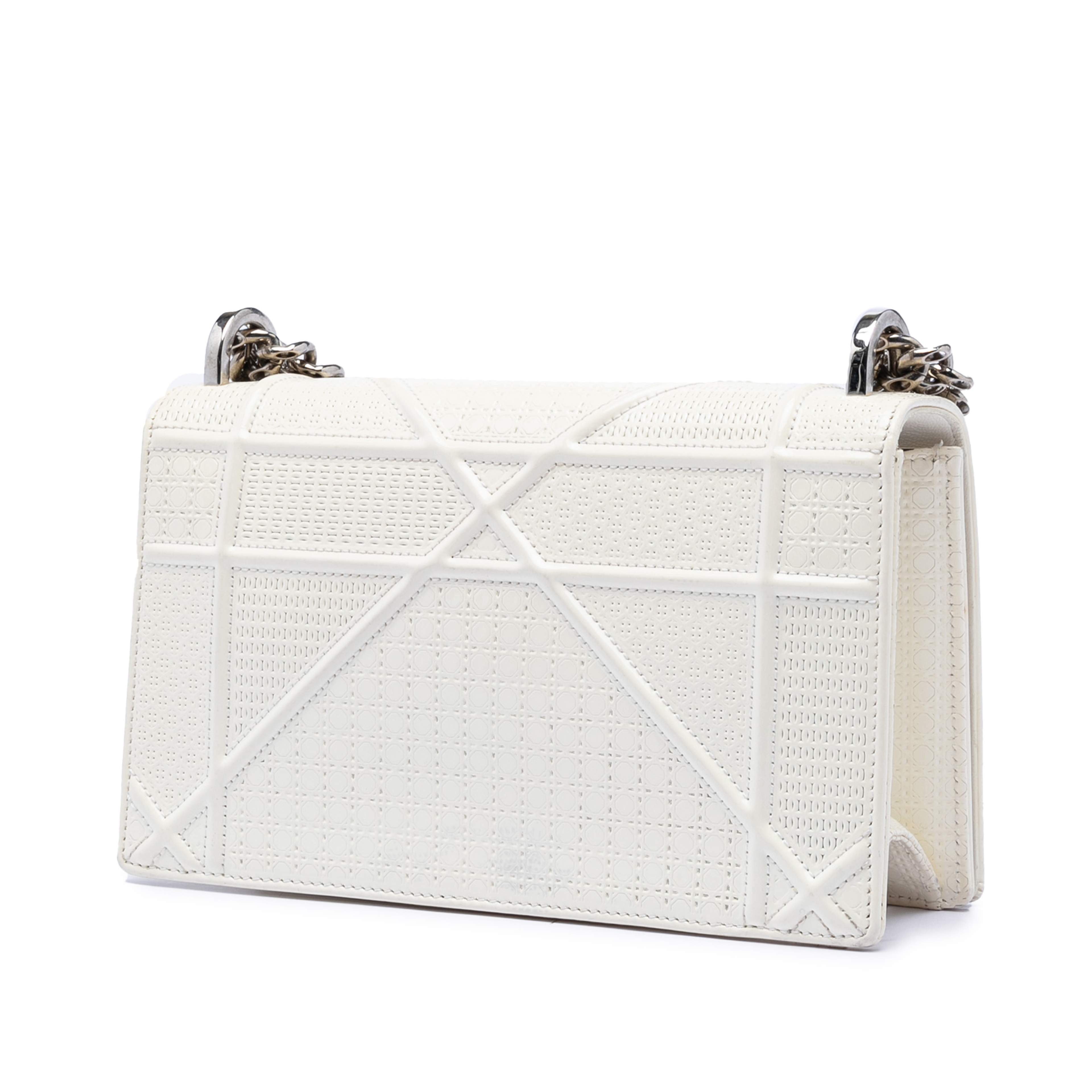 Dior Medium Patent Microcannage Diorama Flap, från Luxclusif, i färgen white. Klicka för att öppna bilden i stort format