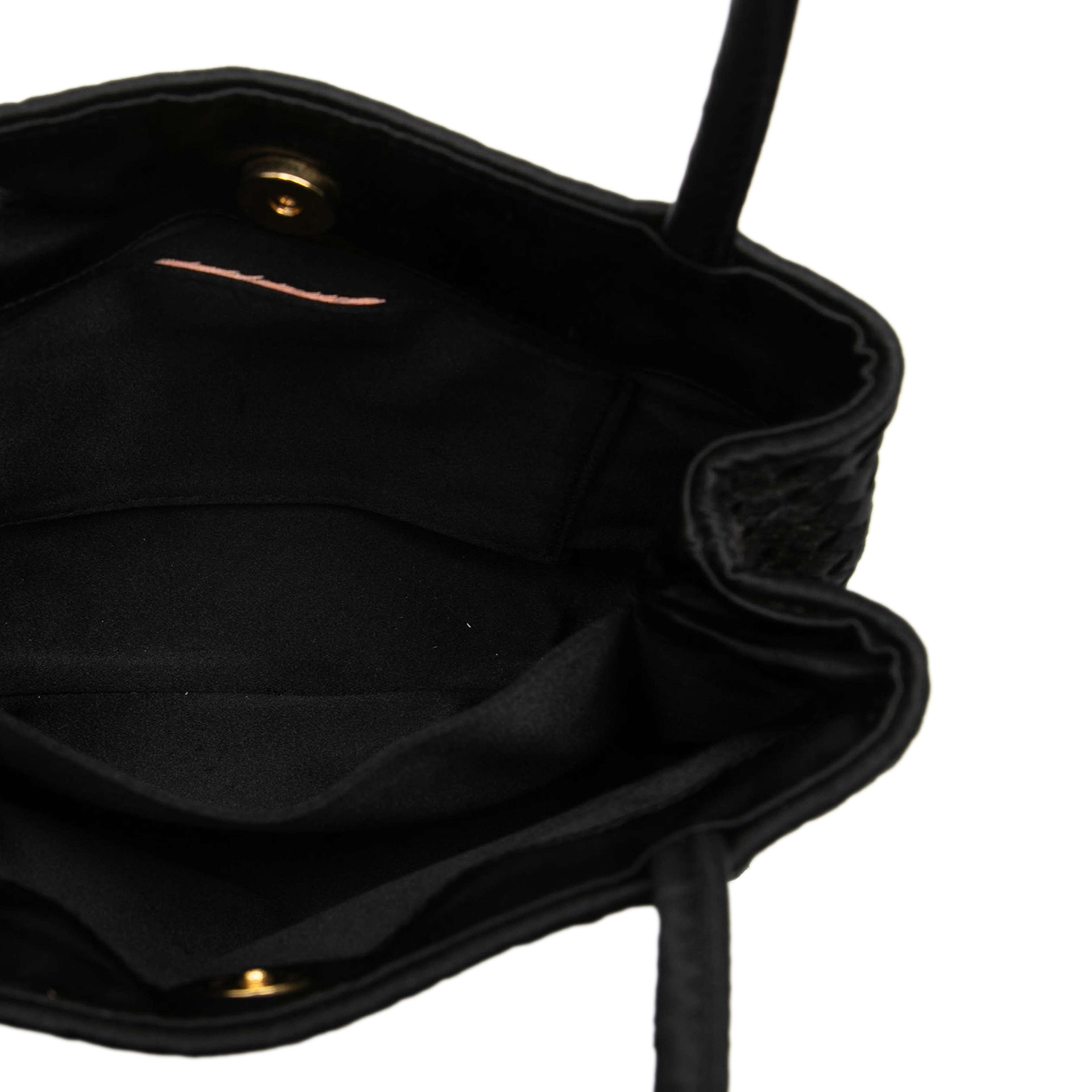 Bottega Veneta Mini Satin Intrecciato Tote, från Luxclusif, i färgen black. Klicka för att öppna bilden i stort format
