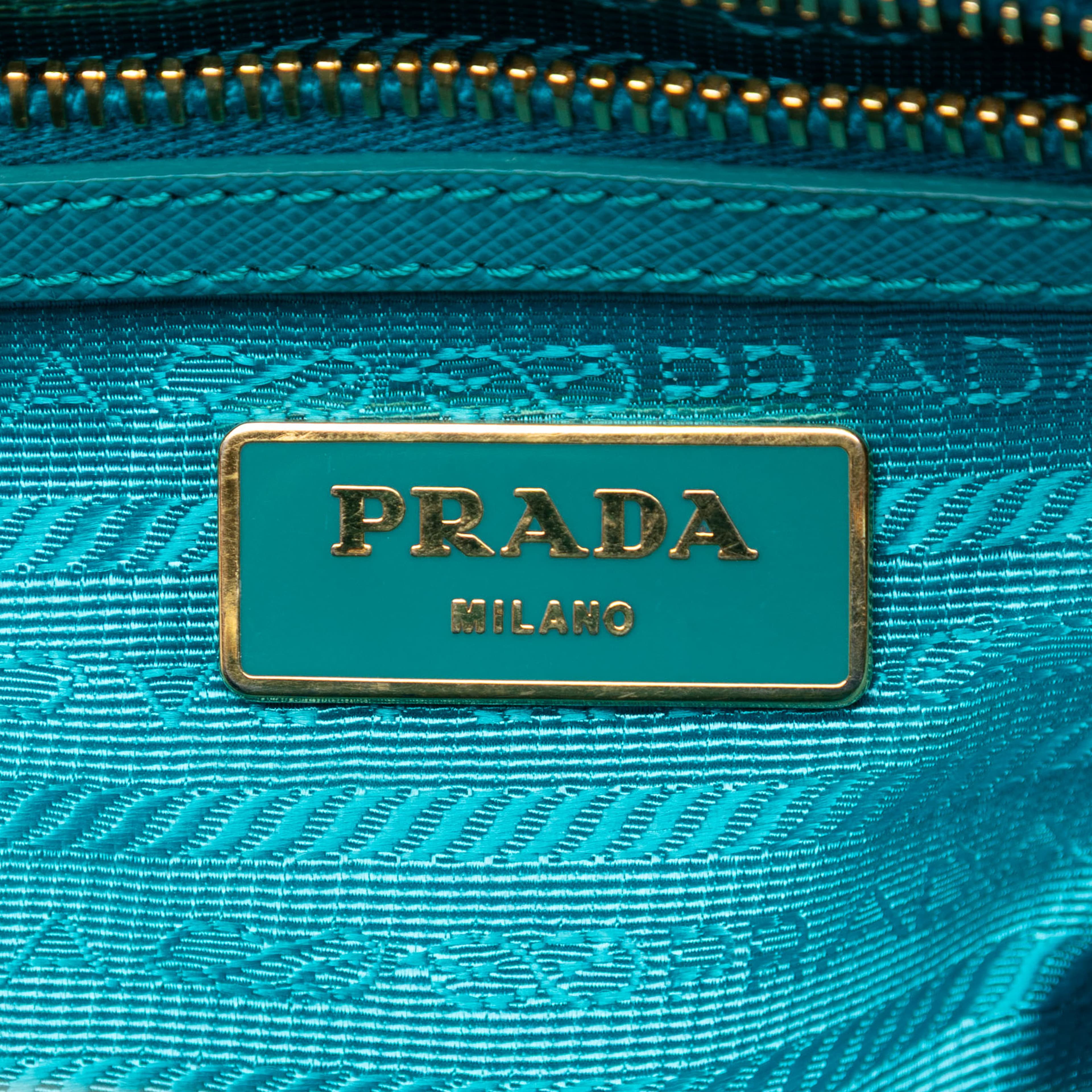 Prada Saffiano Lux Bowling Bag, från Luxclusif, i färgen aqua. Klicka för att öppna bilden i stort format