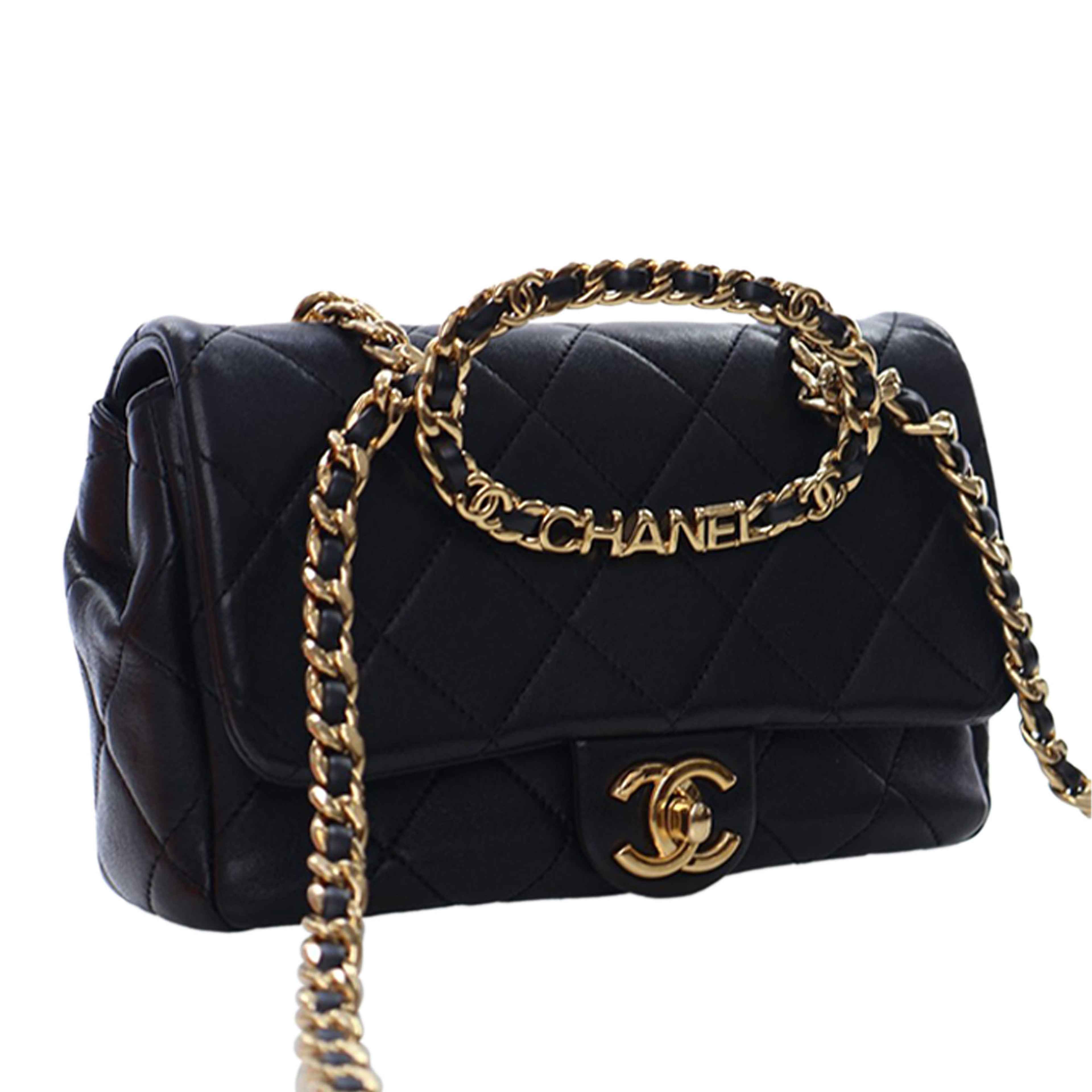 Chanel Small Quilted Lambskin Round Top Handle Flap, från Luxclusif, i färgen black. Klicka för att öppna bilden i stort format