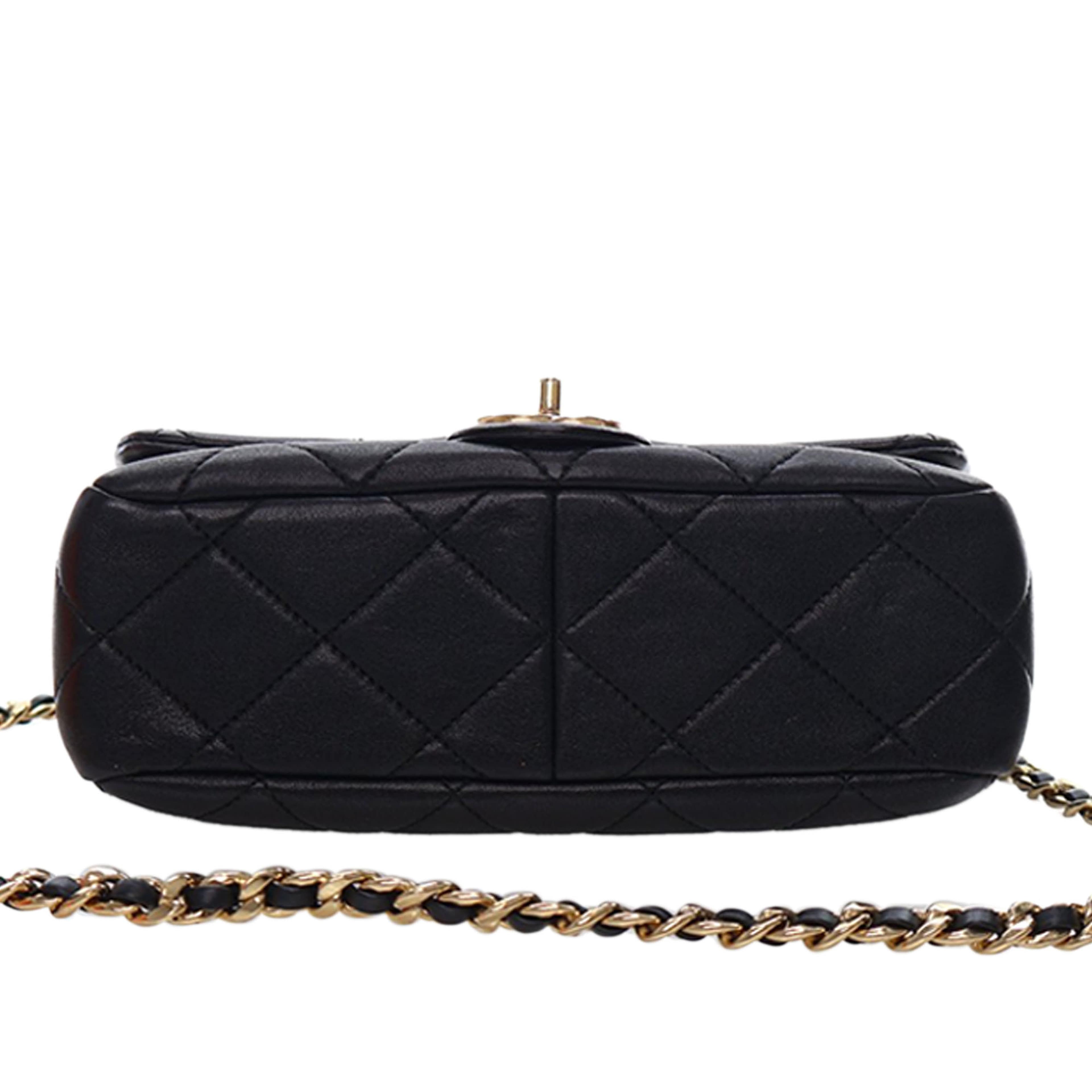 Chanel Small Quilted Lambskin Round Top Handle Flap, från Luxclusif, i färgen black. Klicka för att öppna bilden i stort format