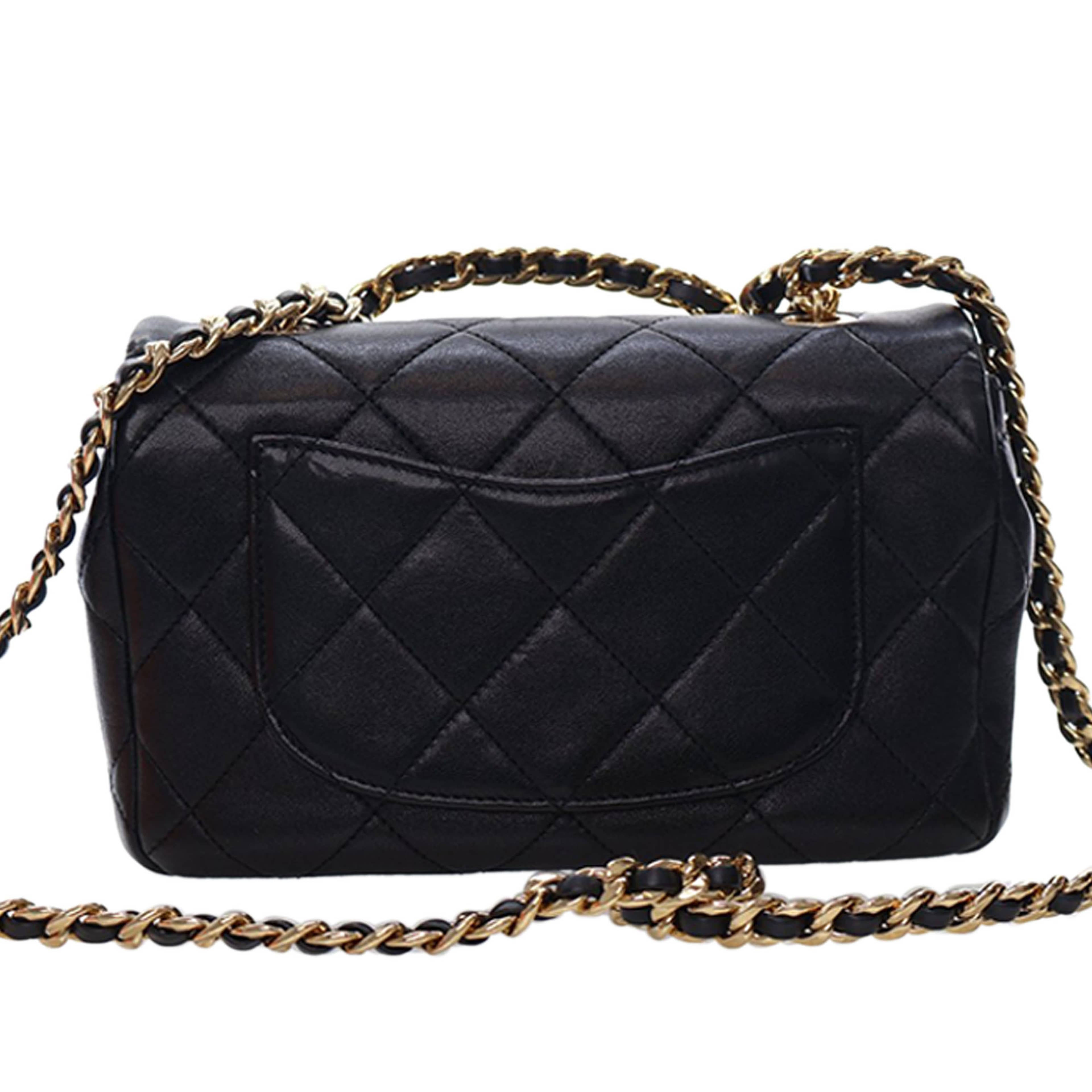 Chanel Small Quilted Lambskin Round Top Handle Flap, från Luxclusif, i färgen black. Klicka för att öppna bilden i stort format