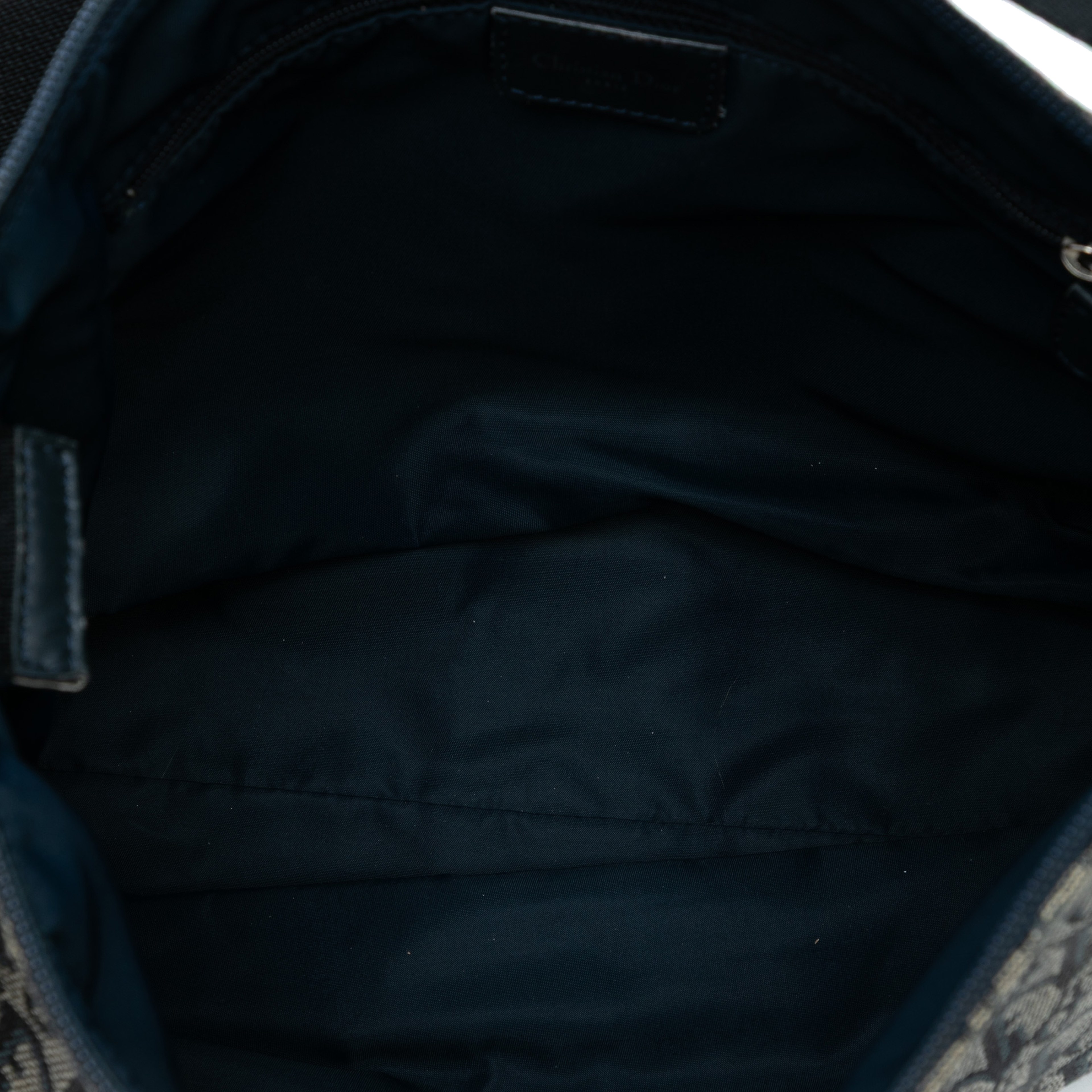 Dior Diorissimo Trotter Canvas Crossbody, från Luxclusif, i färgen navy. Klicka för att öppna bilden i stort format