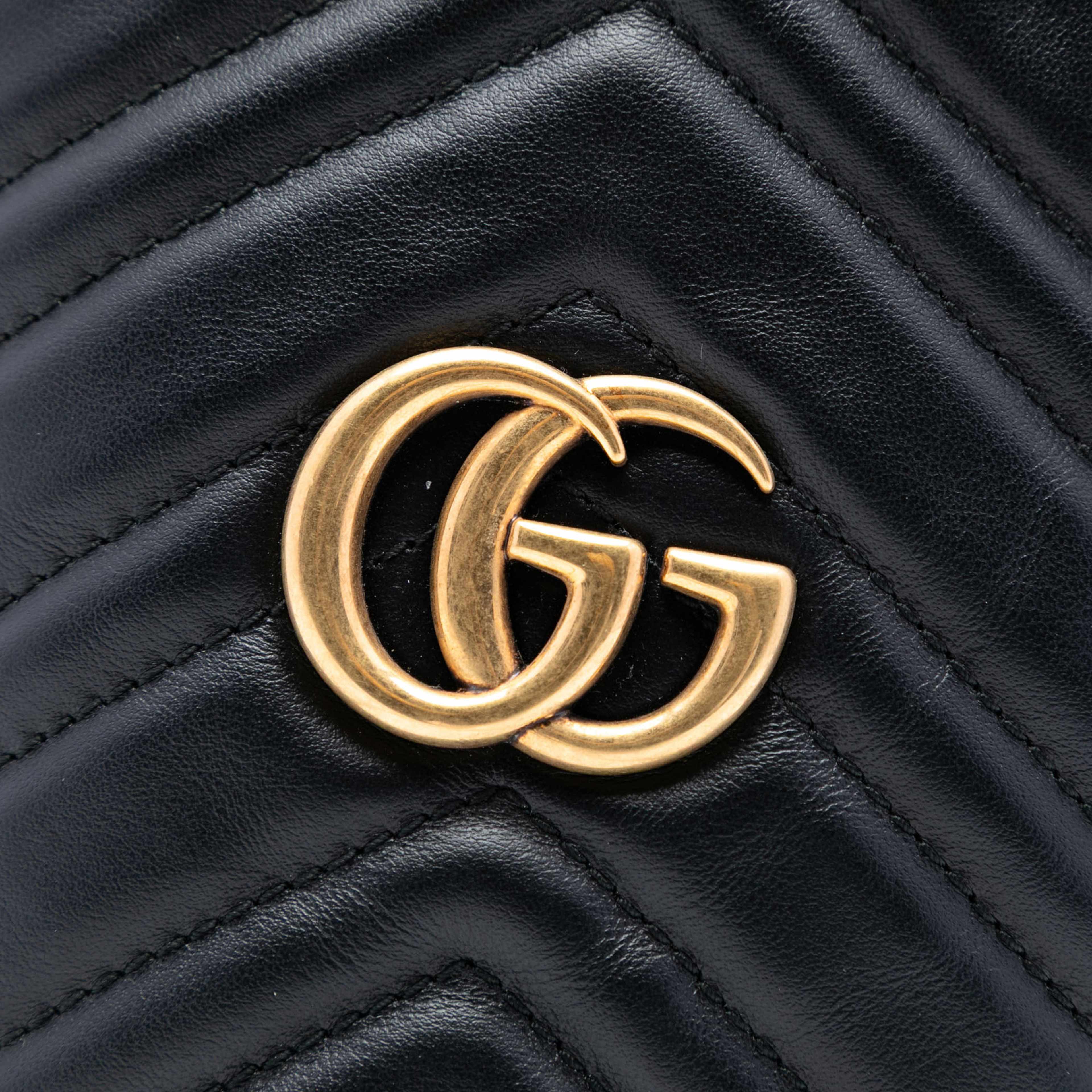Gucci Small Gg Marmont Leather Matelasse Bucket Bag, från Luxclusif, i färgen black. Klicka för att öppna bilden i stort format