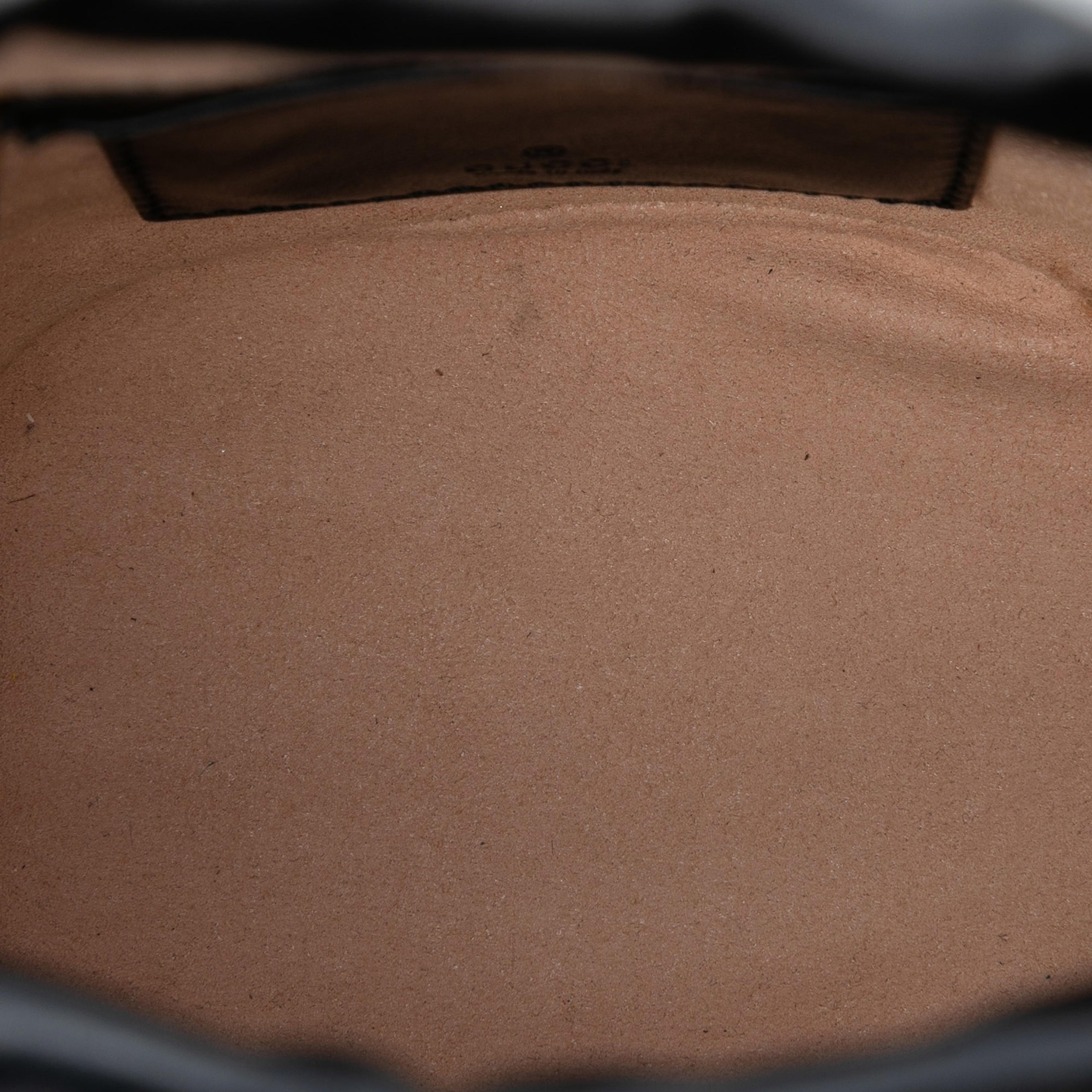 Gucci Small Gg Marmont Leather Matelasse Bucket Bag, från Luxclusif, i färgen black. Klicka för att öppna bilden i stort format