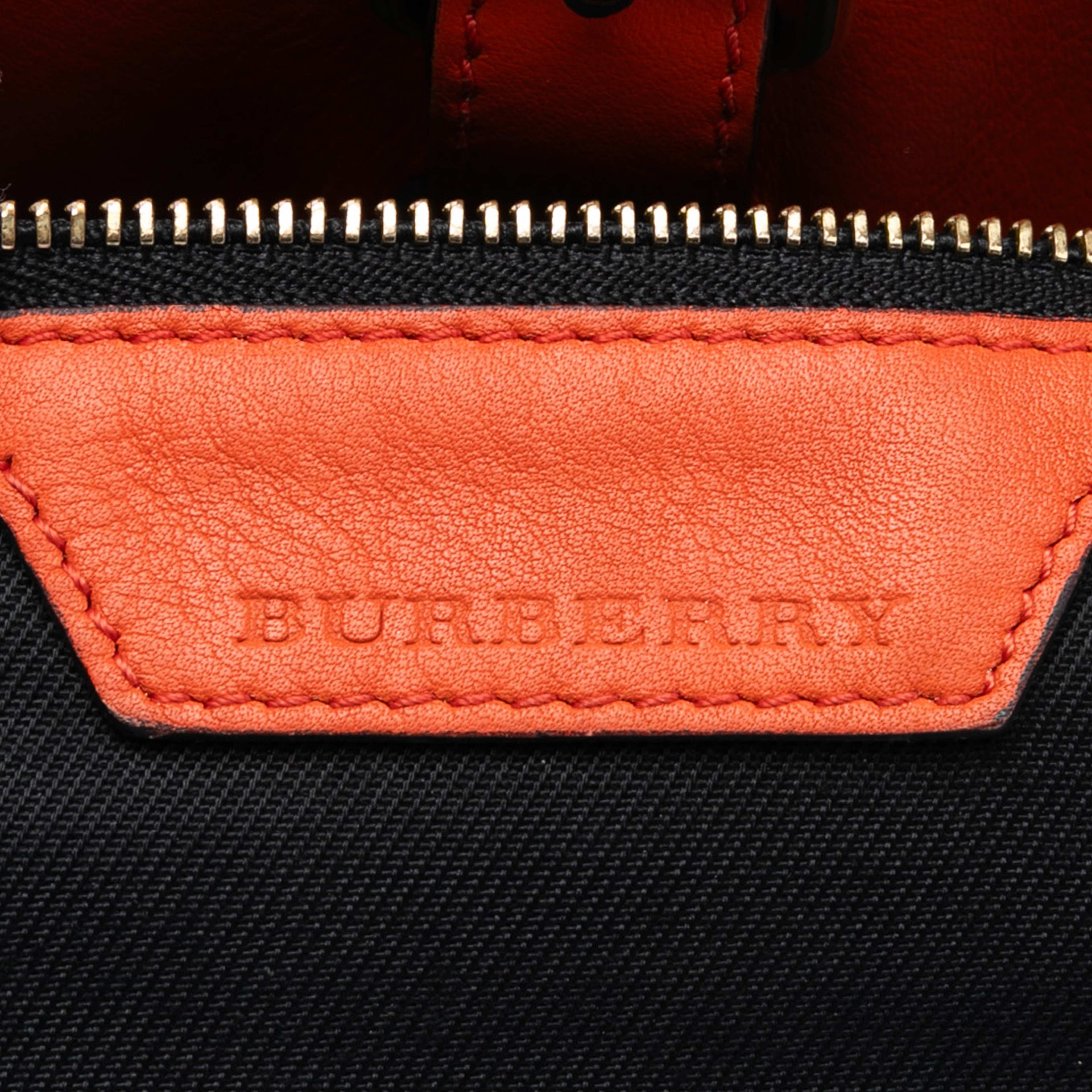 Burberry Haymarket Check Canvas Leah Crossbody, från Luxclusif, i färgen beige. Klicka för att öppna bilden i stort format