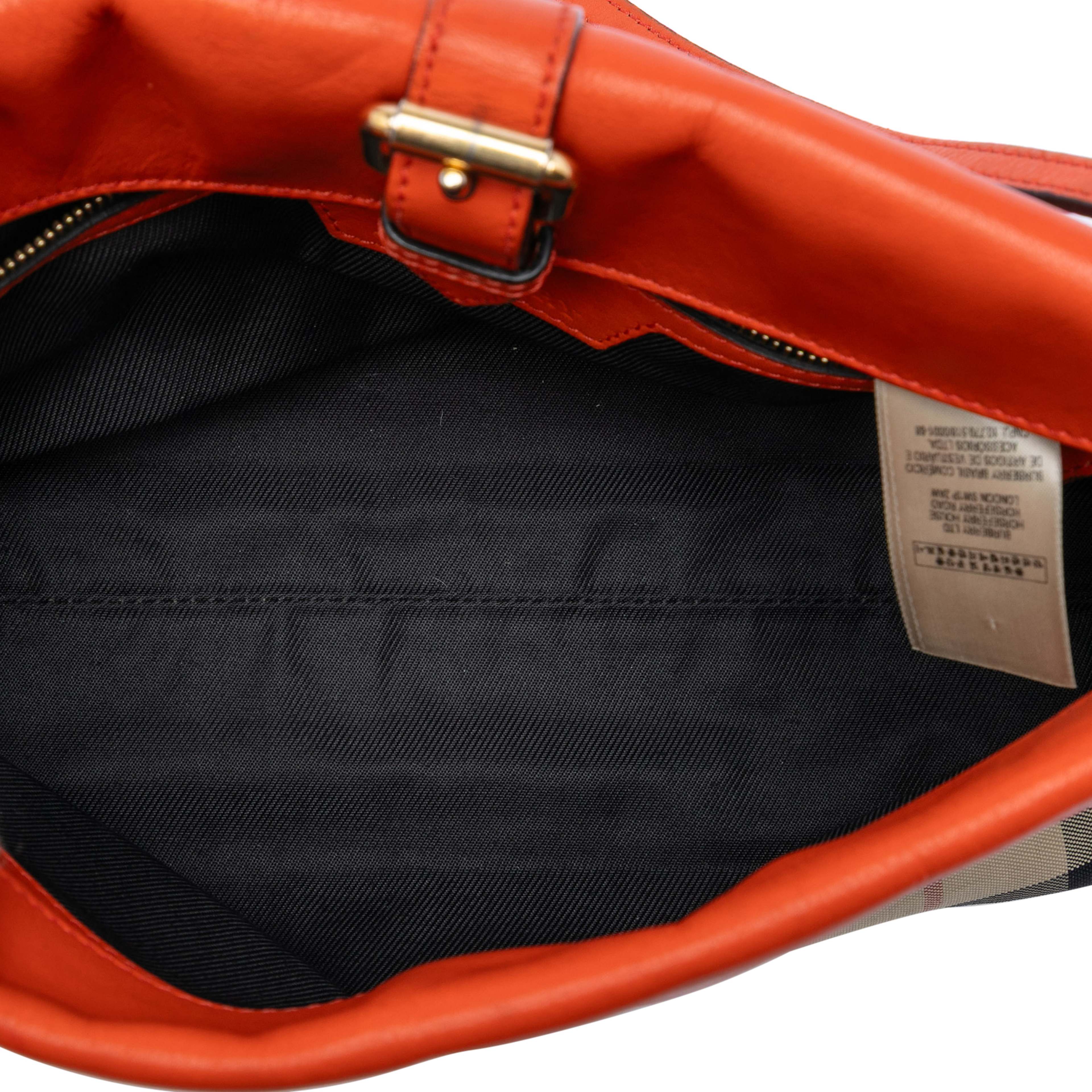 Burberry Haymarket Check Canvas Leah Crossbody, från Luxclusif, i färgen beige. Klicka för att öppna bilden i stort format