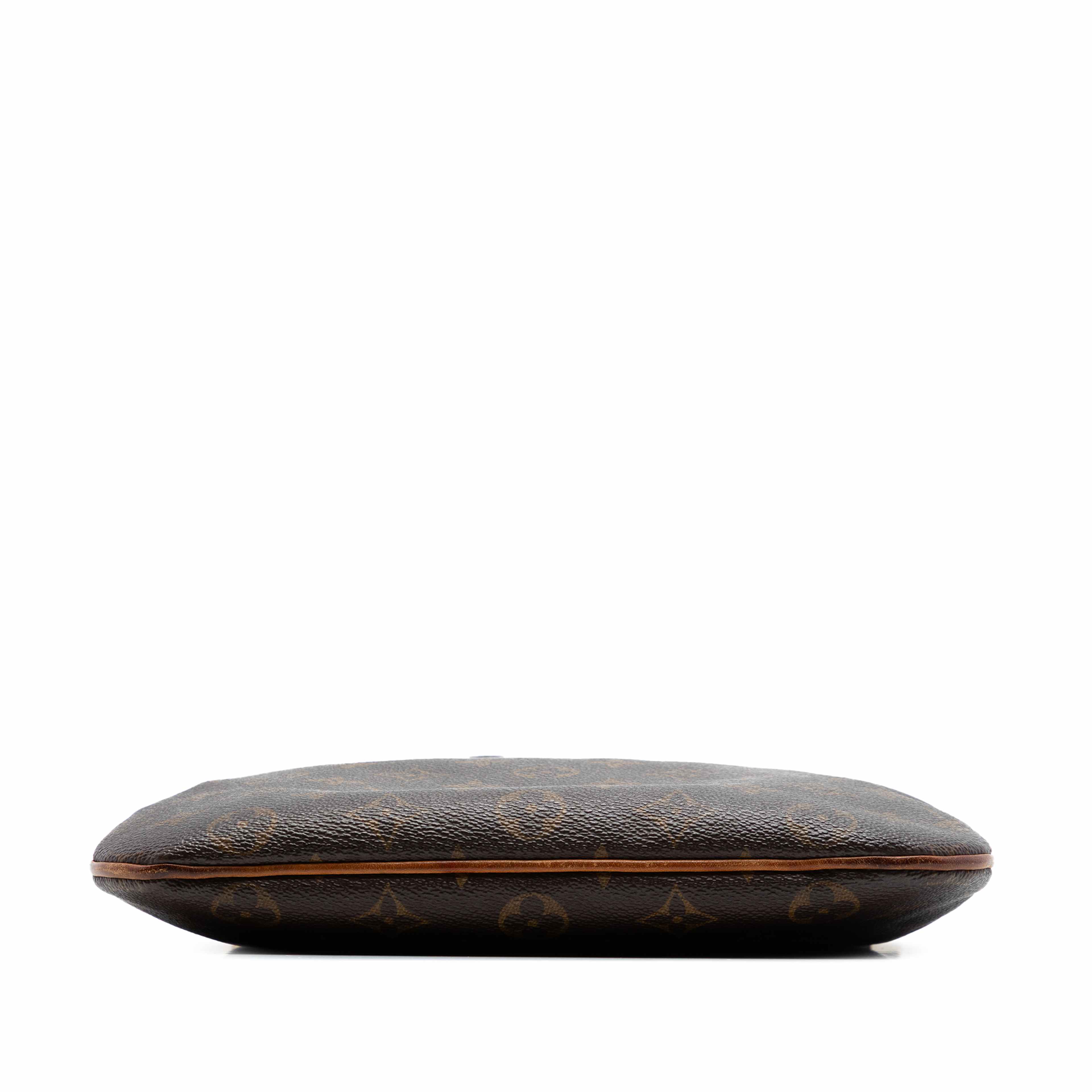 Louis Vuitton Monogram Bosphore Pochette, från Luxclusif, i färgen brown. Klicka för att öppna bilden i stort format