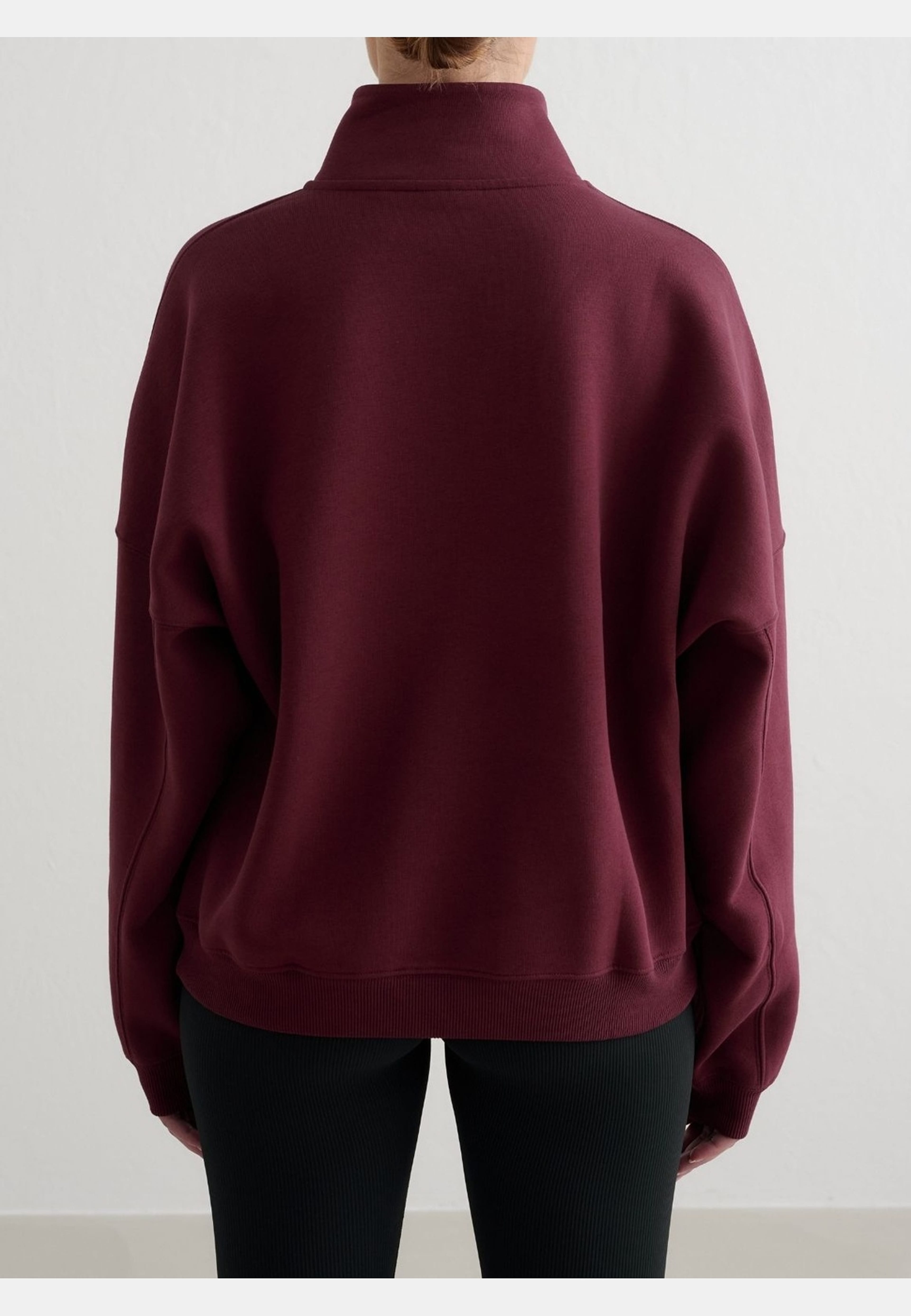 Varsity Sweat Half Zip, från aim'n, i färgen cherry. Klicka för att öppna bilden i stort format