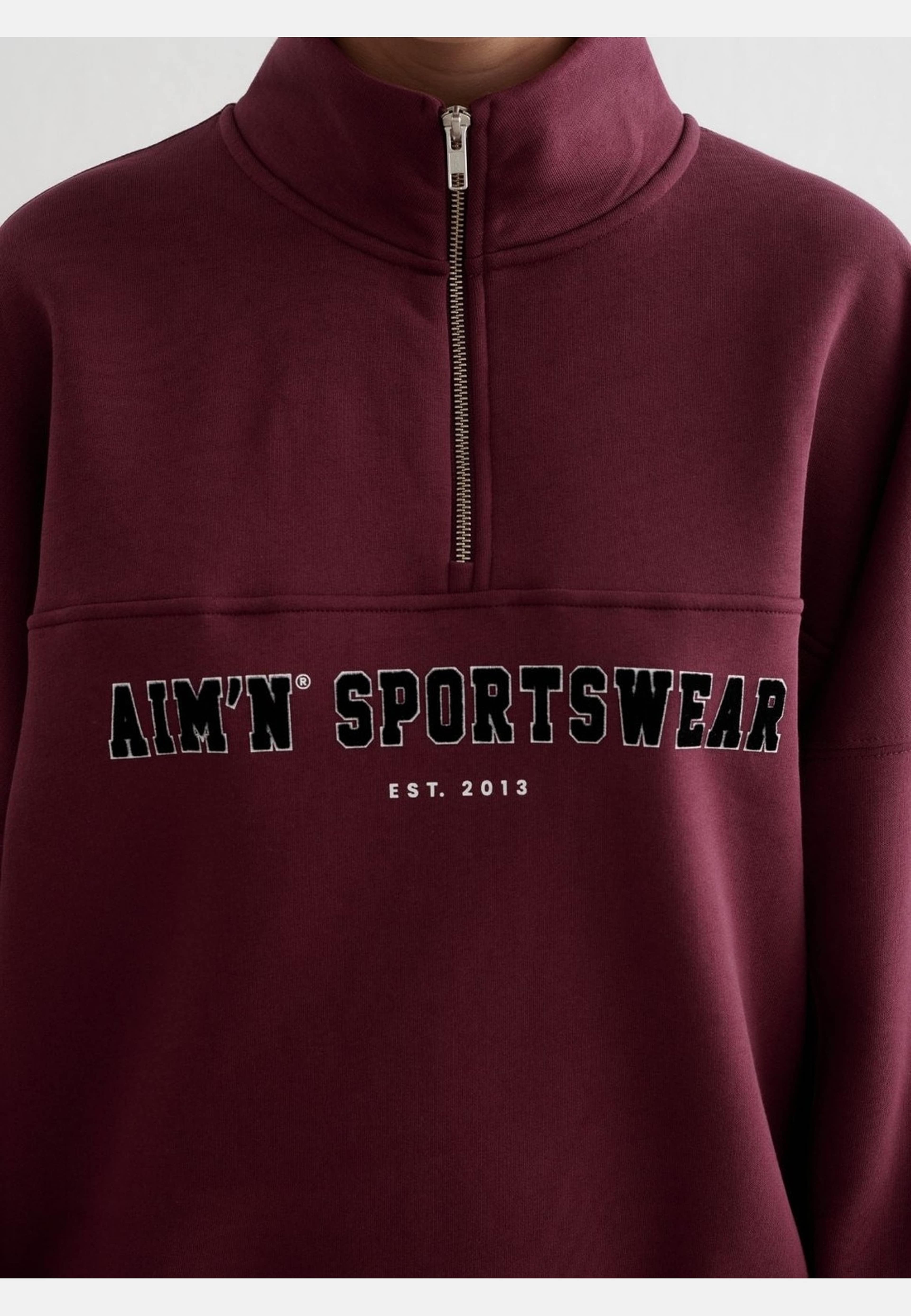 Varsity Sweat Half Zip, från aim'n, i färgen cherry. Klicka för att öppna bilden i stort format