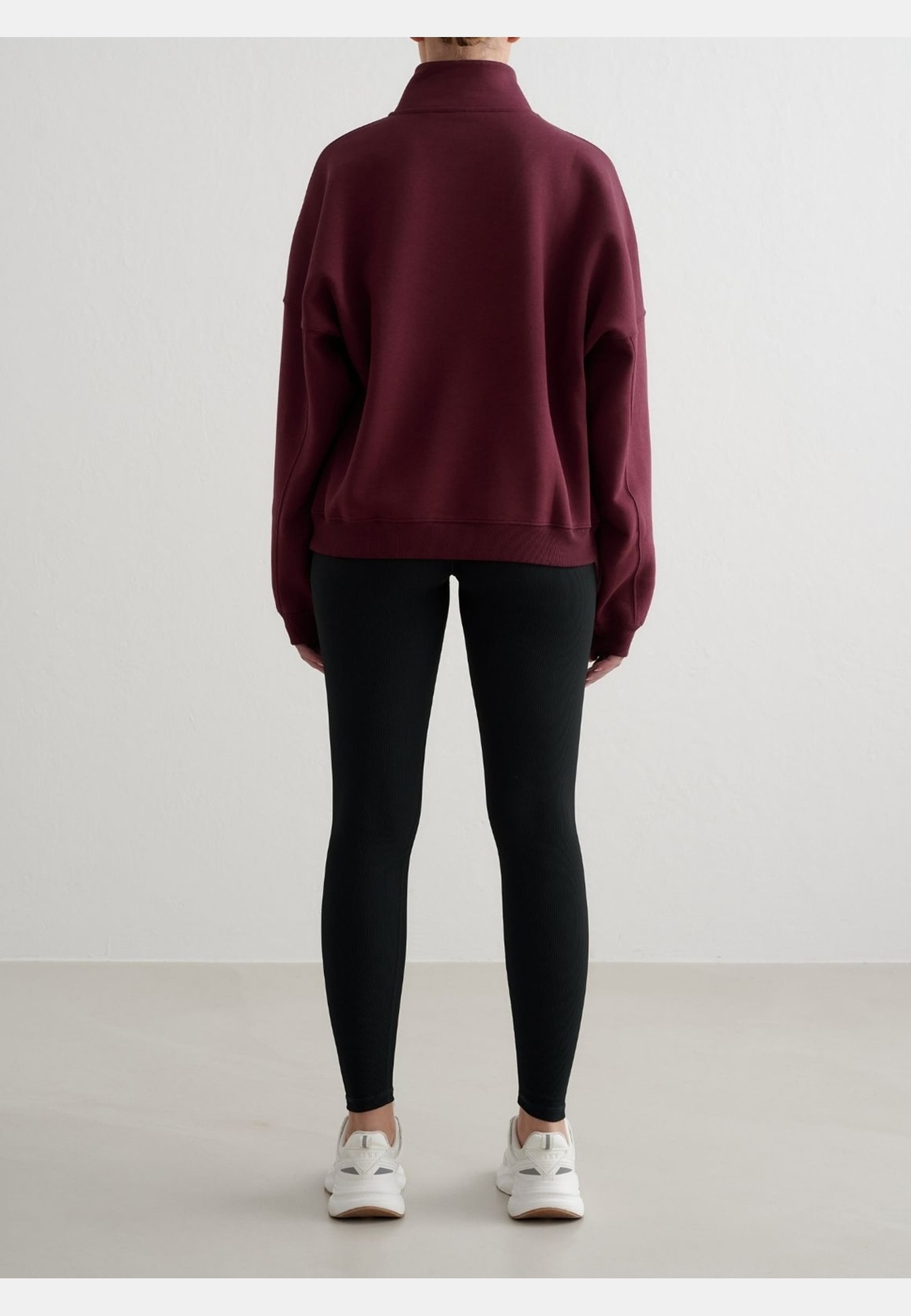 Varsity Sweat Half Zip, från aim'n, i färgen cherry. Klicka för att öppna bilden i stort format