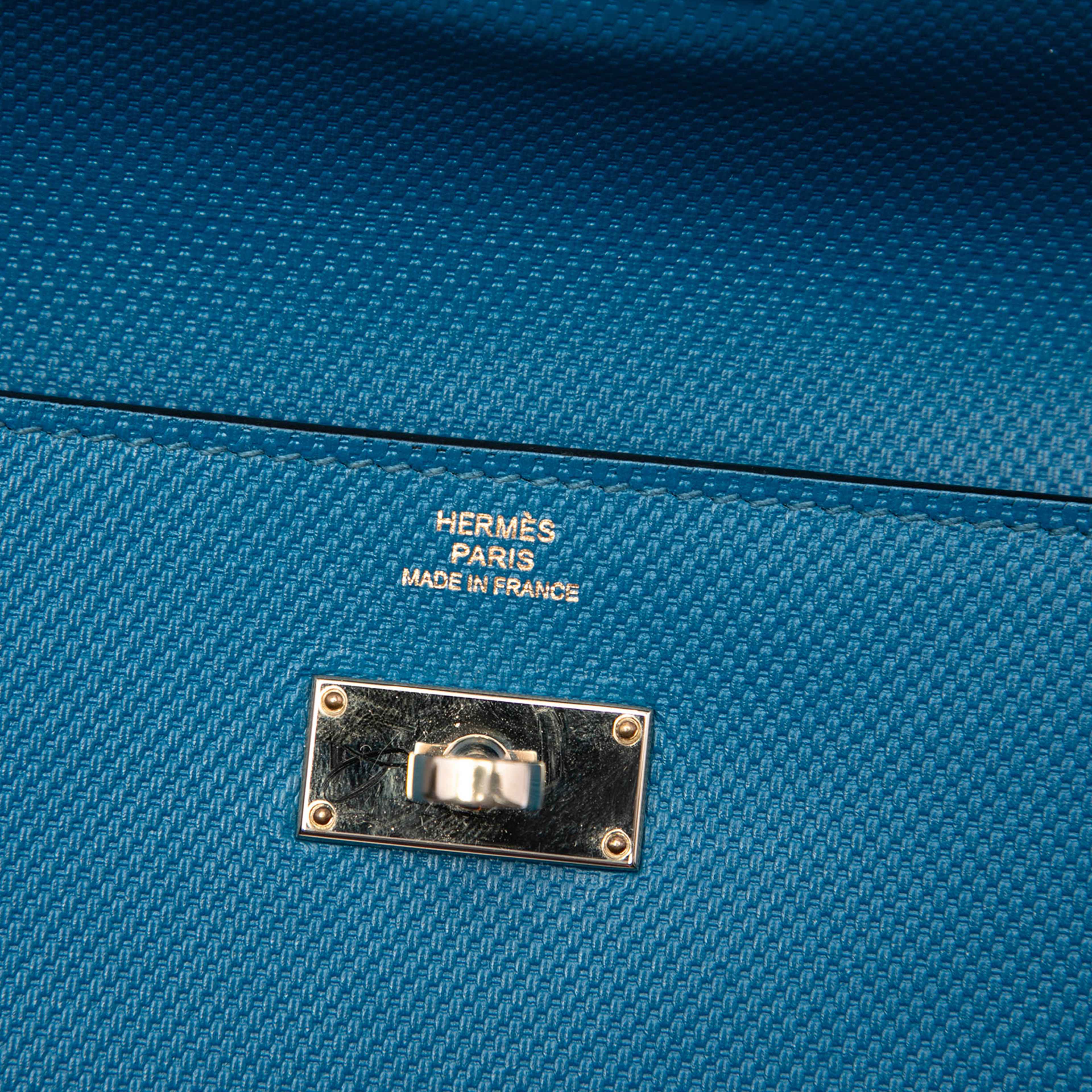 Hermès Grain D H Kelly Longue Wallet, från Luxclusif, i färgen blue. Klicka för att öppna bilden i stort format