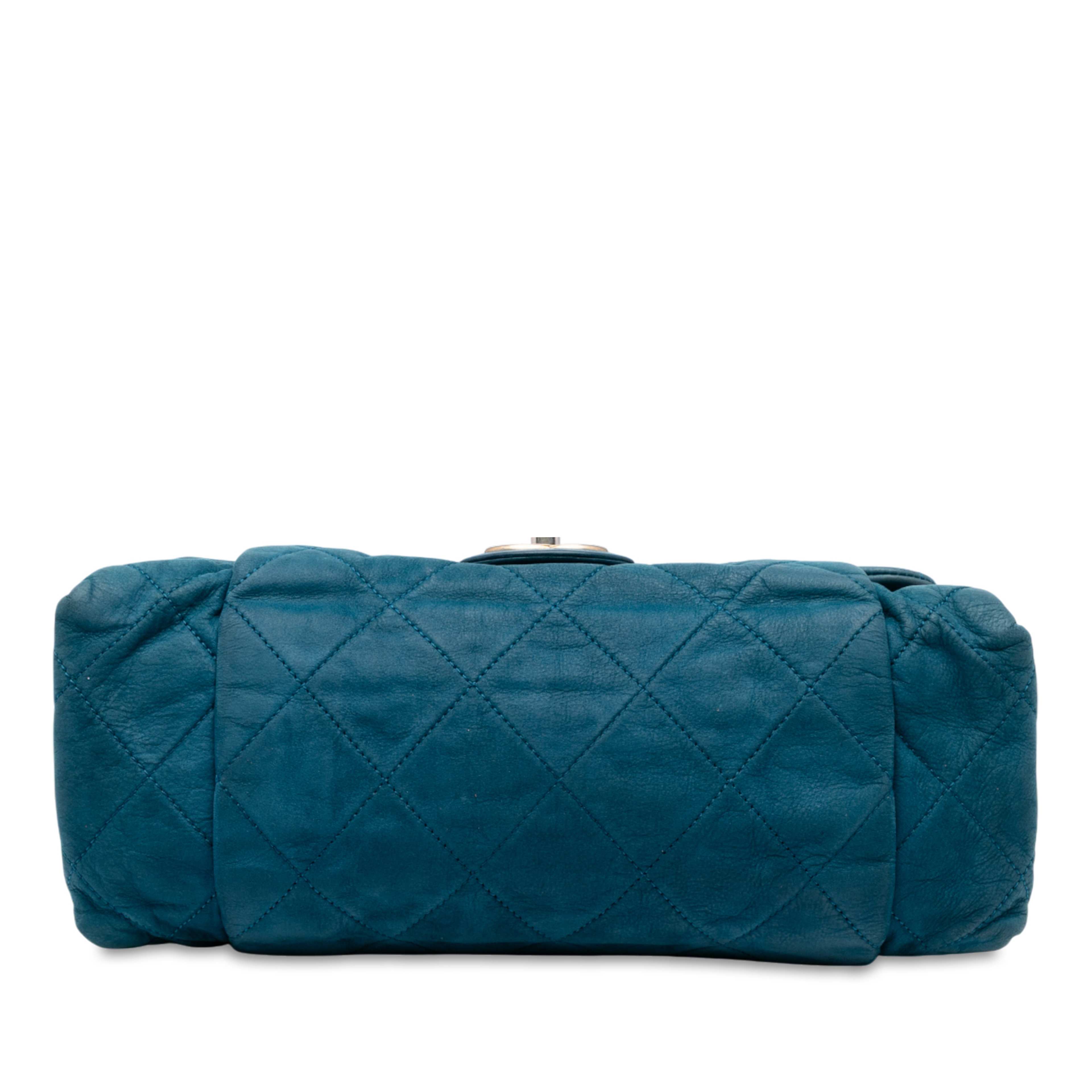 Chanel Large Quilted Iridescent Calfskin Chic Quilt Flap, från Luxclusif, i färgen blå. Klicka för att öppna bilden i stort format