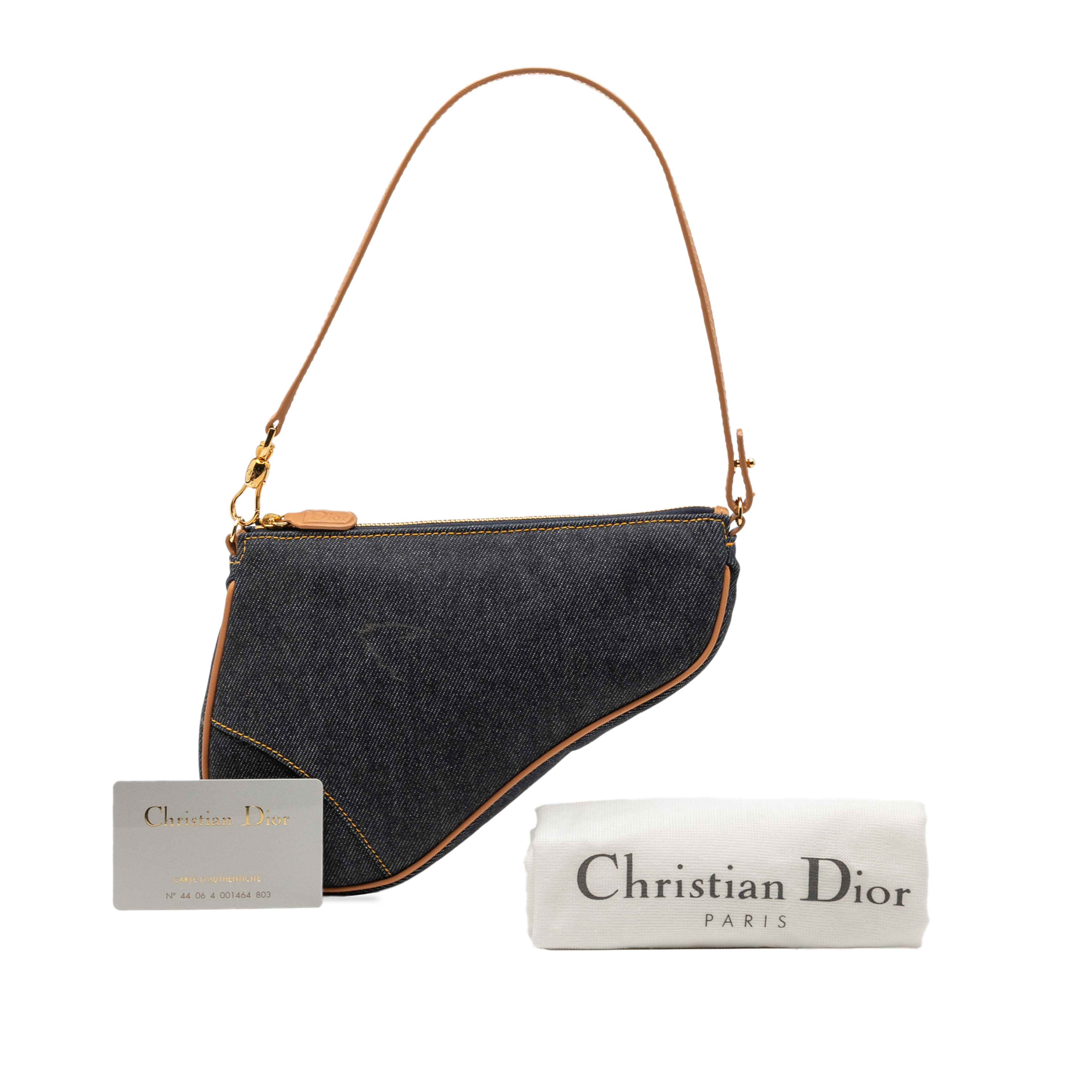 Dior Mini Denim Saddle Pochette, från Luxclusif, i färgen blå. Klicka för att öppna bilden i stort format
