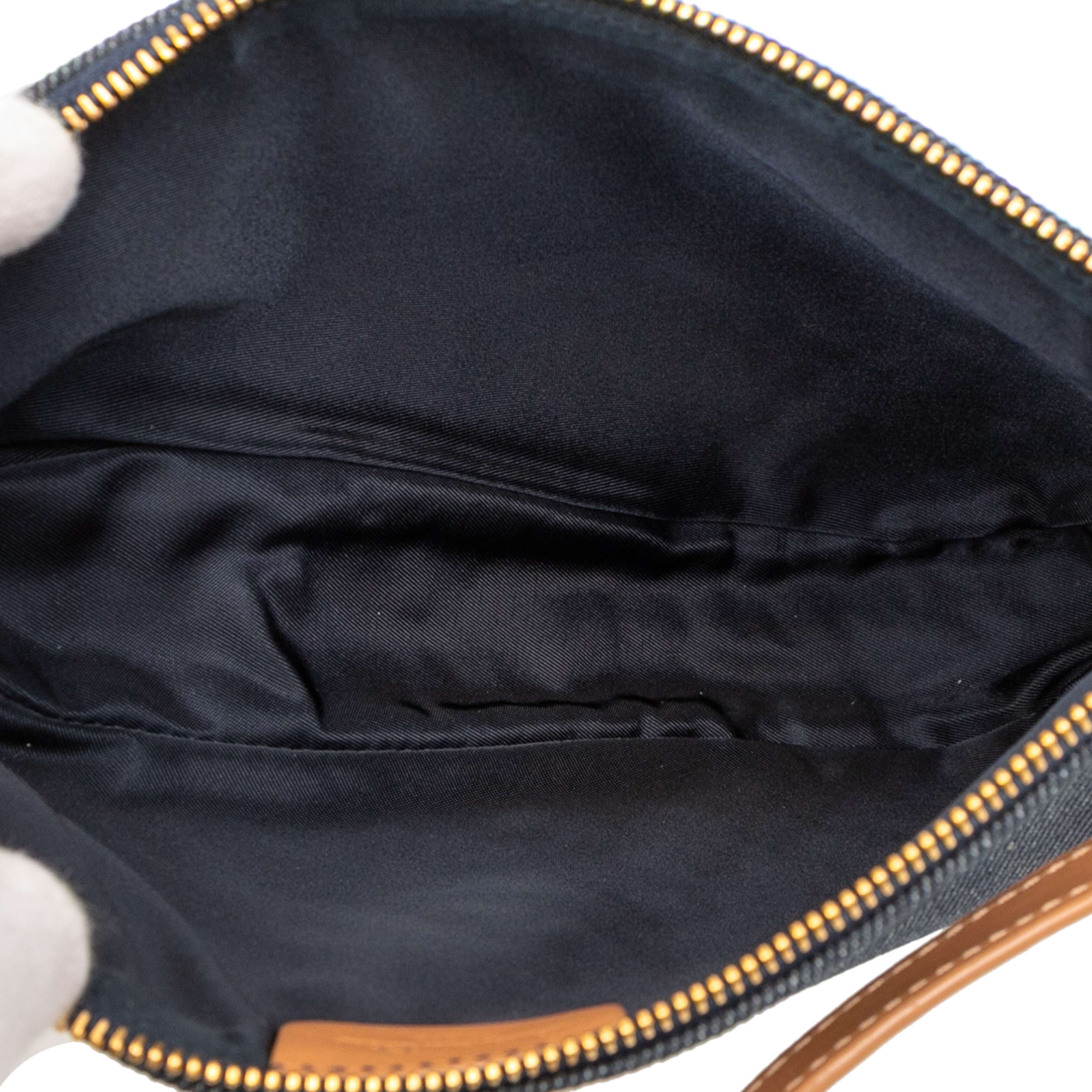 Dior Mini Denim Saddle Pochette, från Luxclusif, i färgen navy. Klicka för att öppna bilden i stort format