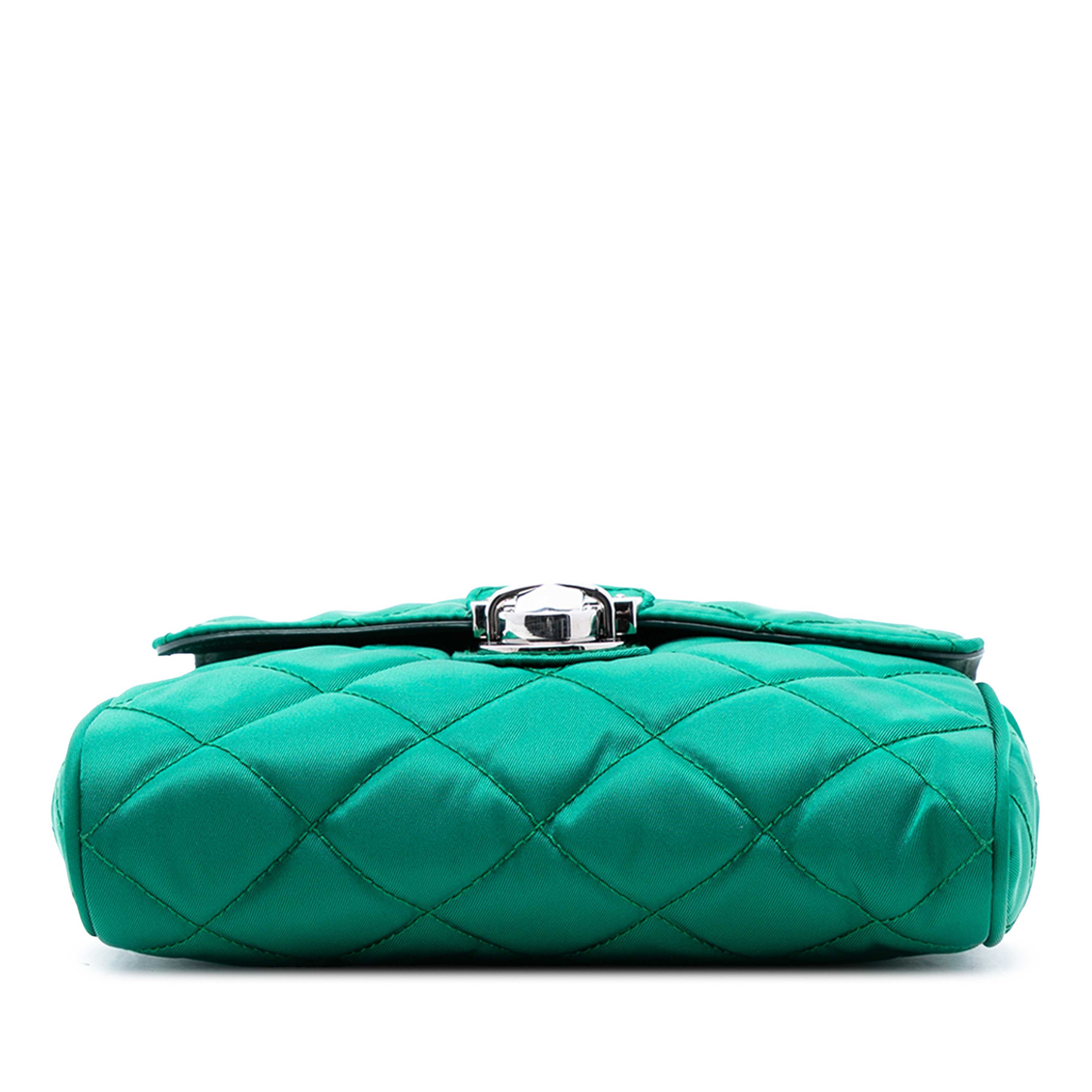 Prada Impuntu Tessuto Chain Crossbody, från Luxclusif, i färgen grön. Klicka för att öppna bilden i stort format