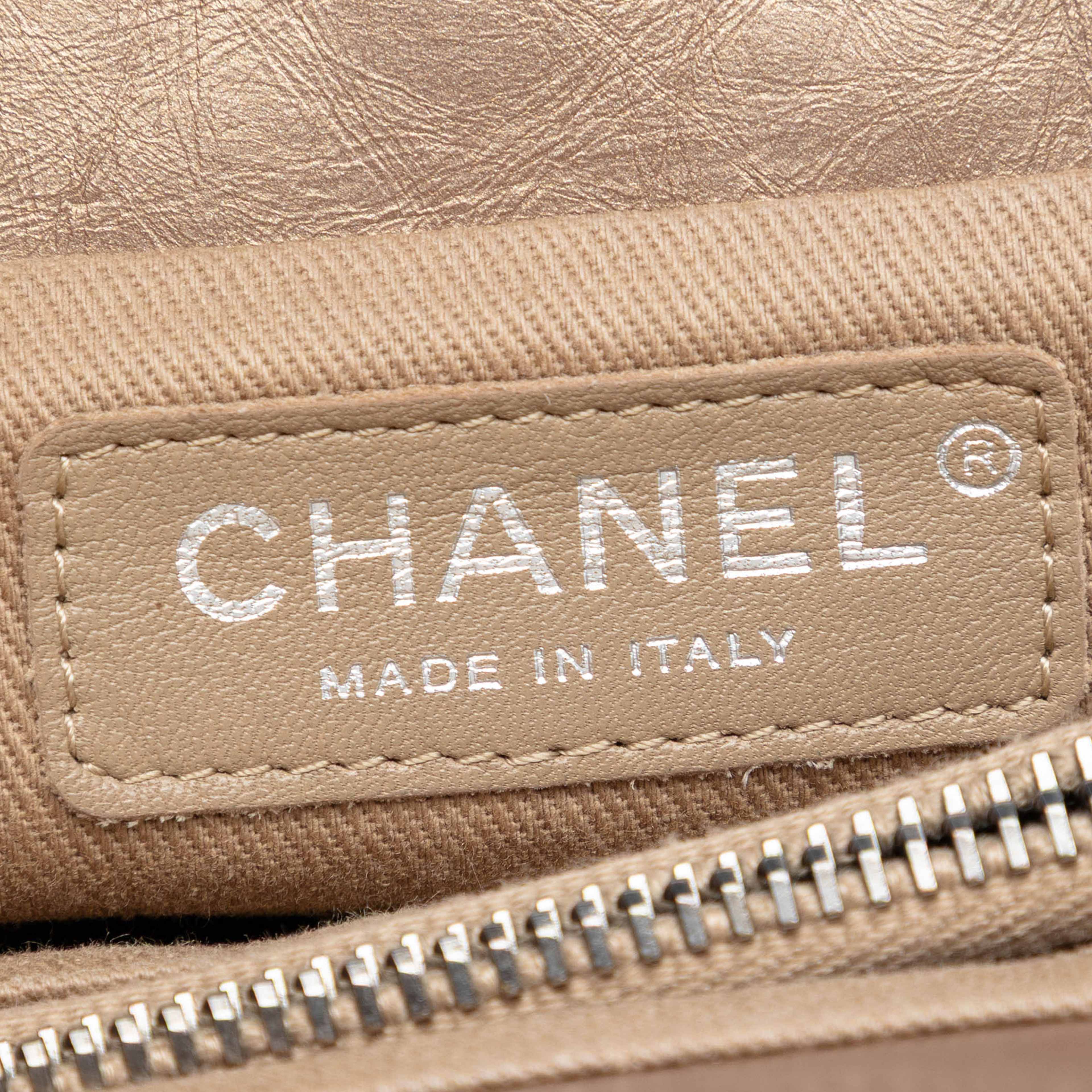 Chanel Quilted Aged Calfskin Reissue 2.55 Tote, från Luxclusif, i färgen bronze. Klicka för att öppna bilden i stort format