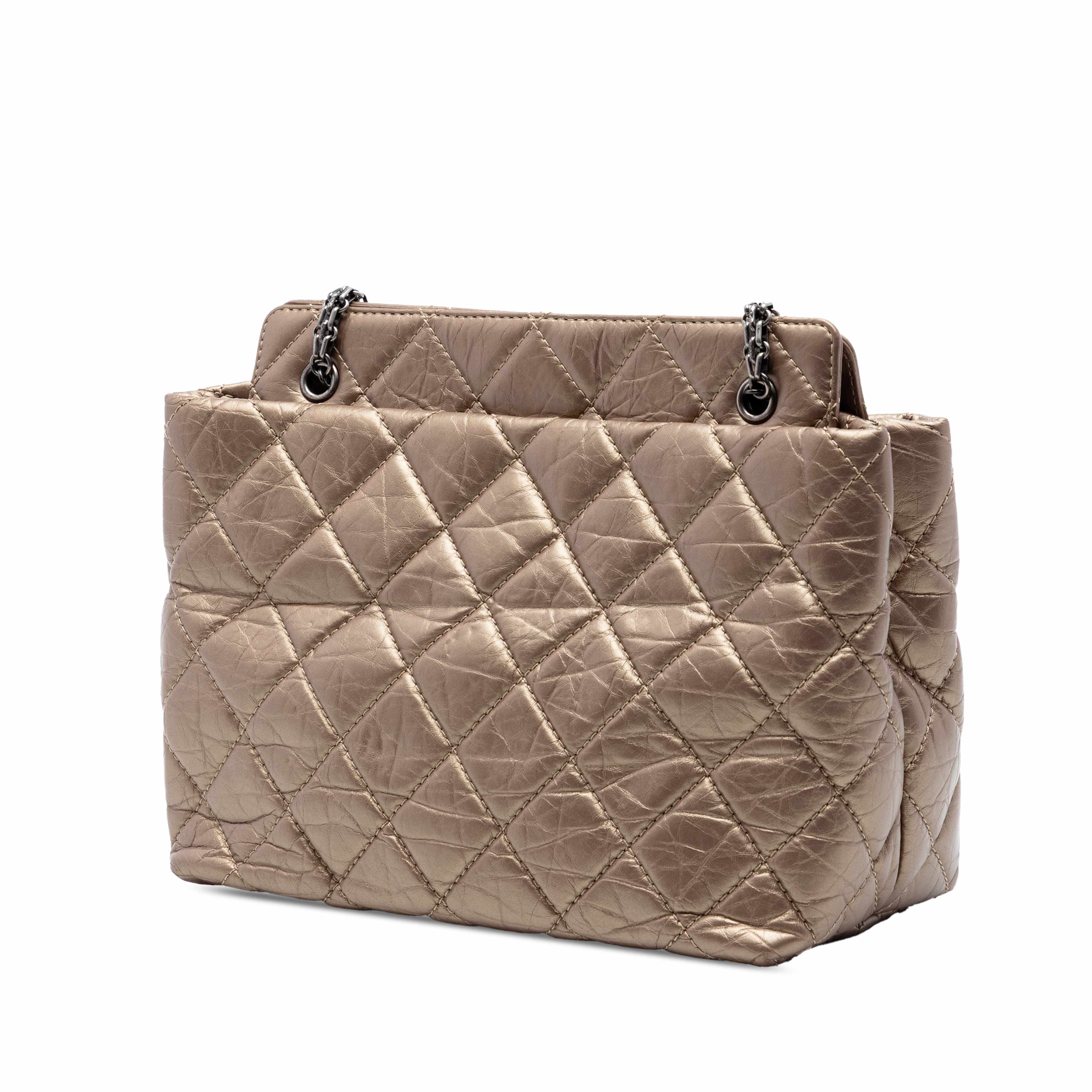 Chanel Quilted Aged Calfskin Reissue 2.55 Tote, från Luxclusif, i färgen bronze. Klicka för att öppna bilden i stort format