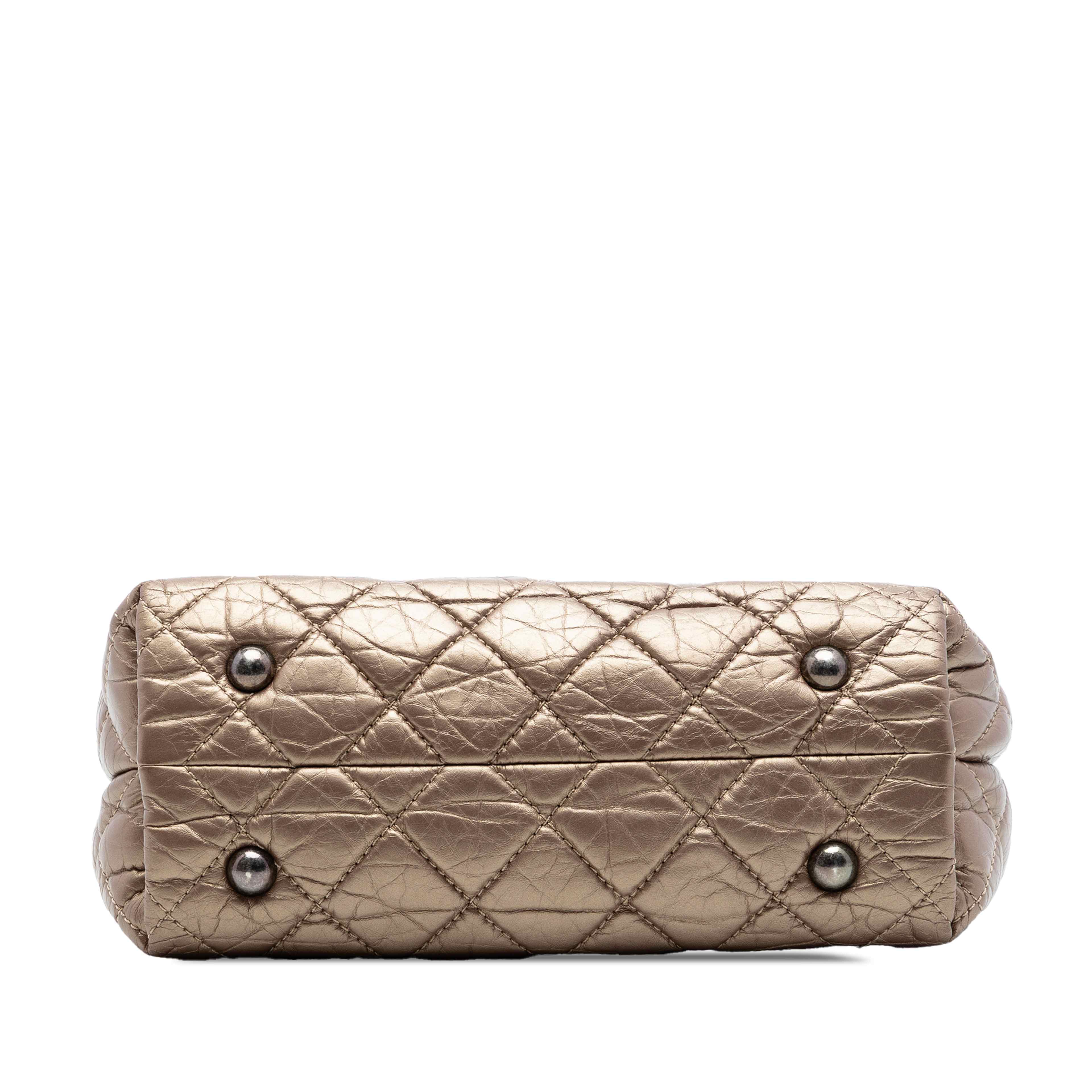 Chanel Quilted Aged Calfskin Reissue 2.55 Tote, från Luxclusif, i färgen bronze. Klicka för att öppna bilden i stort format