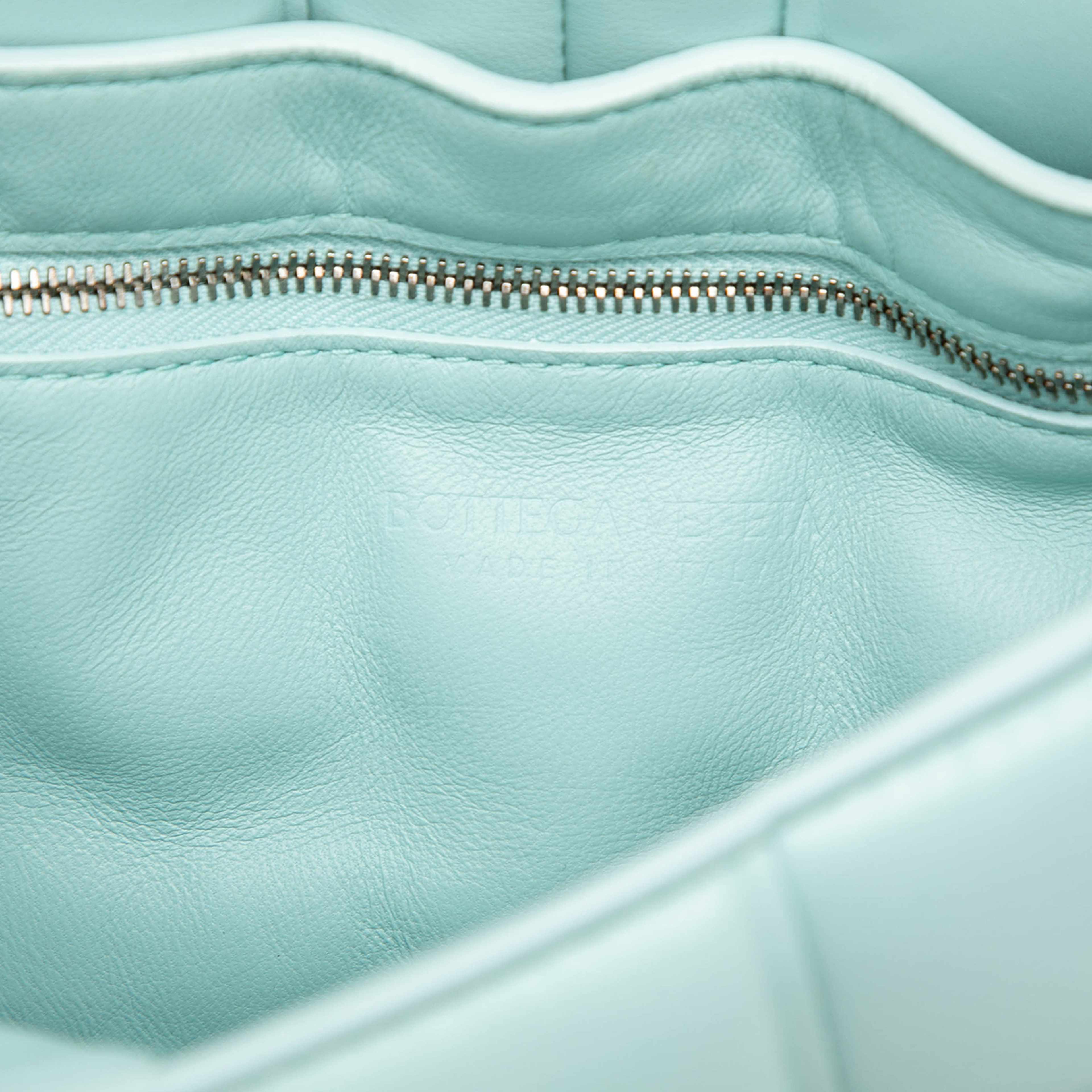 Bottega Veneta Nappa Intrecciato Padded Cassette Crossbody, från Luxclusif, i färgen blå. Klicka för att öppna bilden i stort format