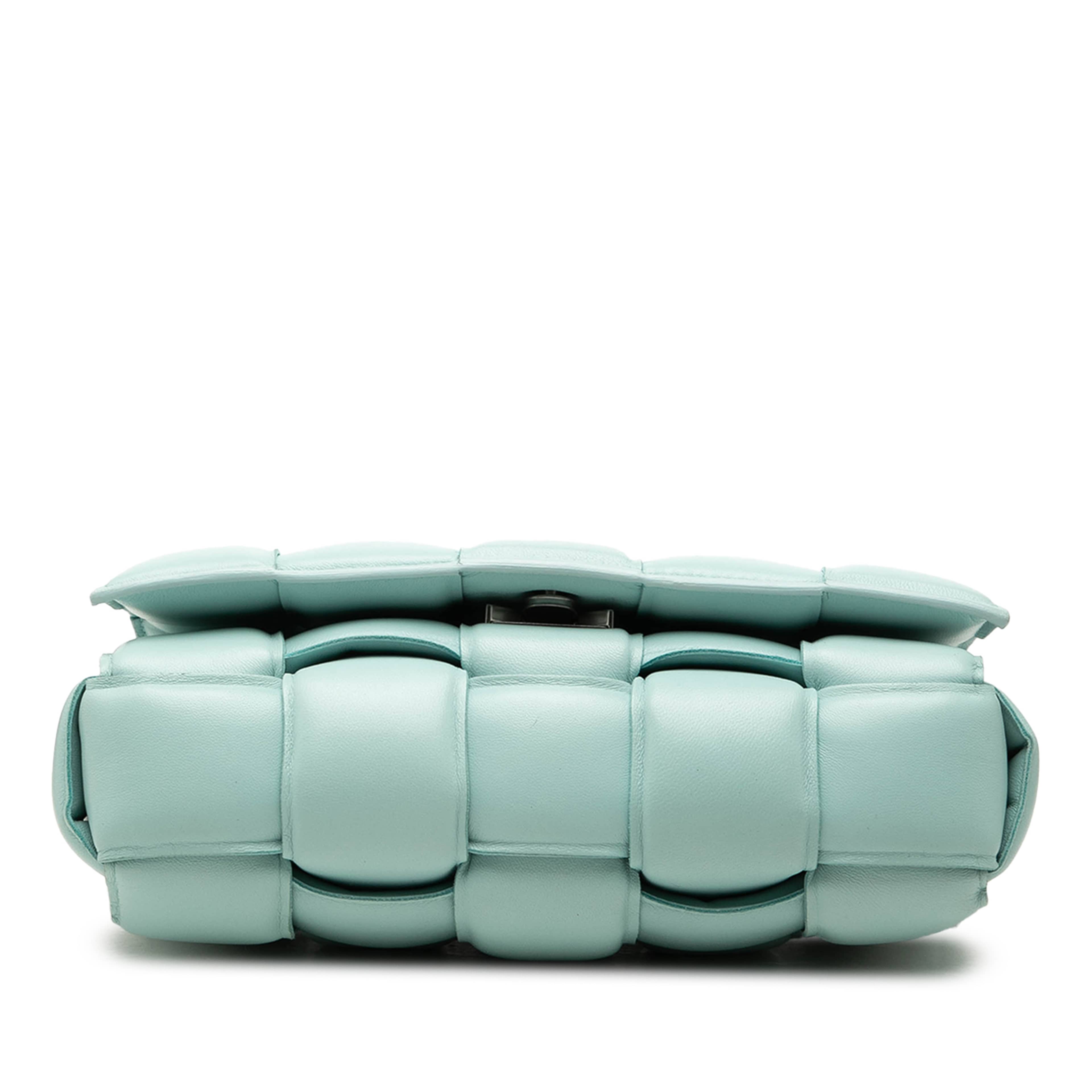 Bottega Veneta Nappa Intrecciato Padded Cassette Crossbody, från Luxclusif, i färgen blå. Klicka för att öppna bilden i stort format