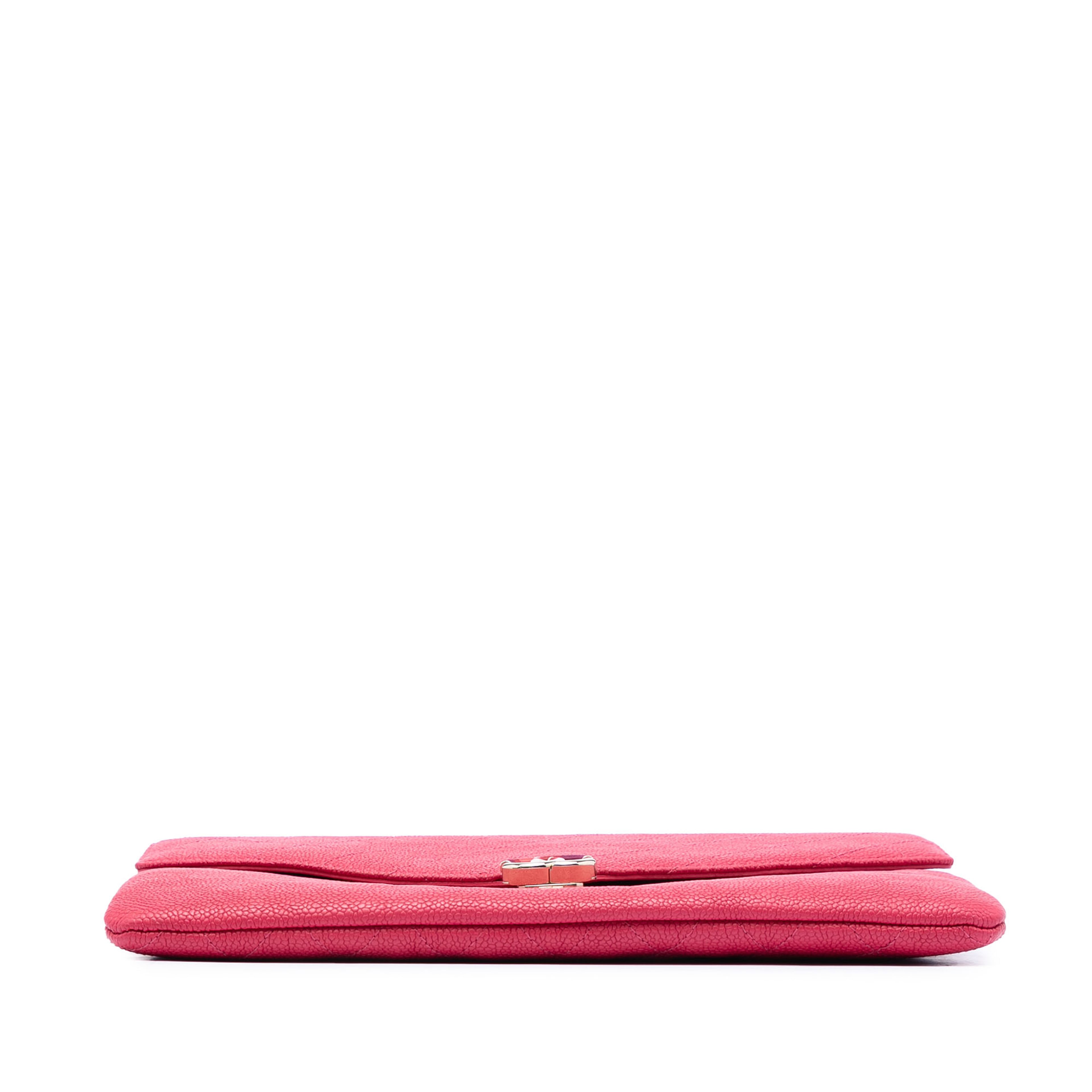 Chanel Paris Cuba Quilted Caviar Thread Around Envelope Clutch, från Luxclusif, i färgen dark pink. Klicka för att öppna bilden i stort format