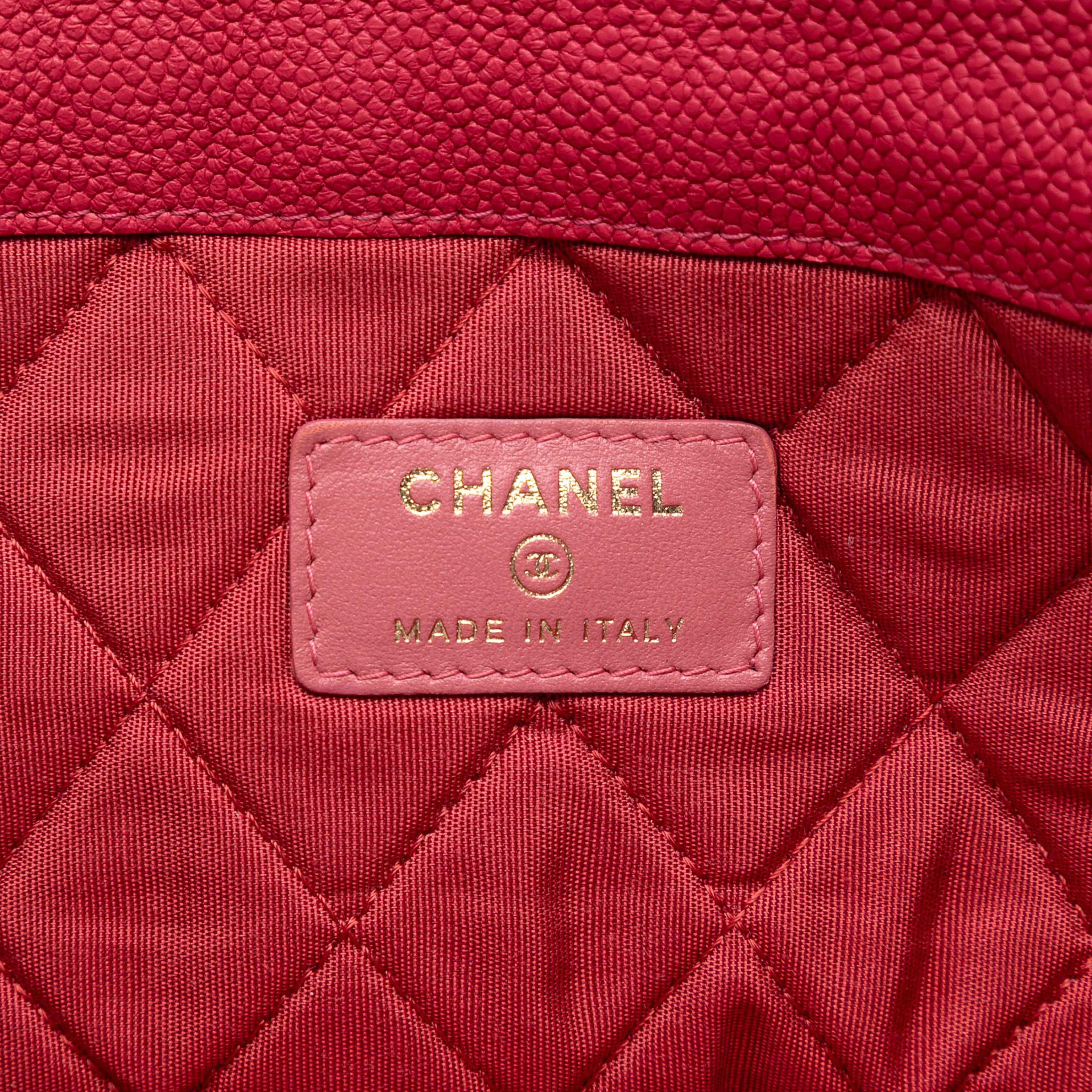 Chanel Paris Cuba Quilted Caviar Thread Around Envelope Clutch, från Luxclusif, i färgen dark pink. Klicka för att öppna bilden i stort format