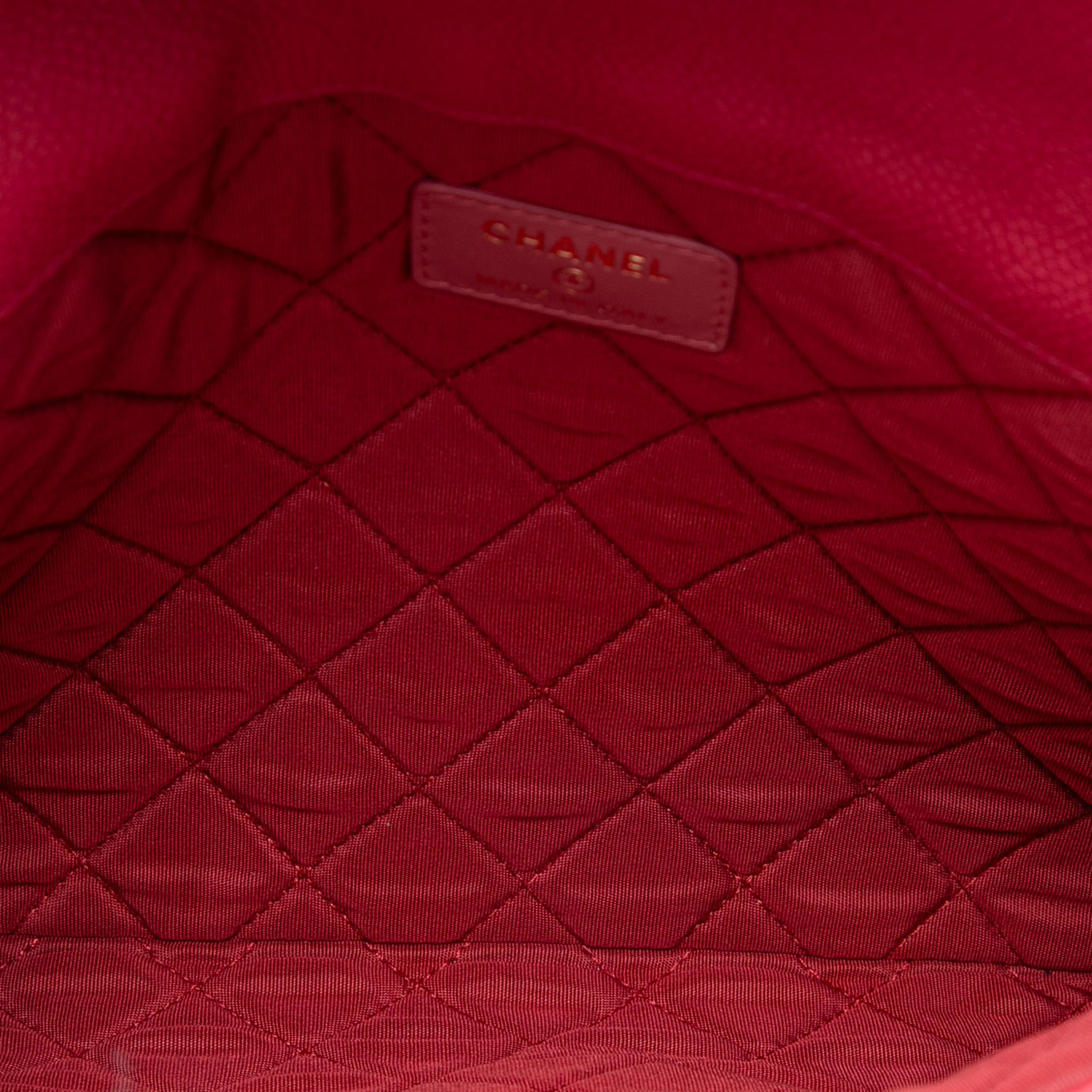 Chanel Paris Cuba Quilted Caviar Thread Around Envelope Clutch, från Luxclusif, i färgen dark pink. Klicka för att öppna bilden i stort format