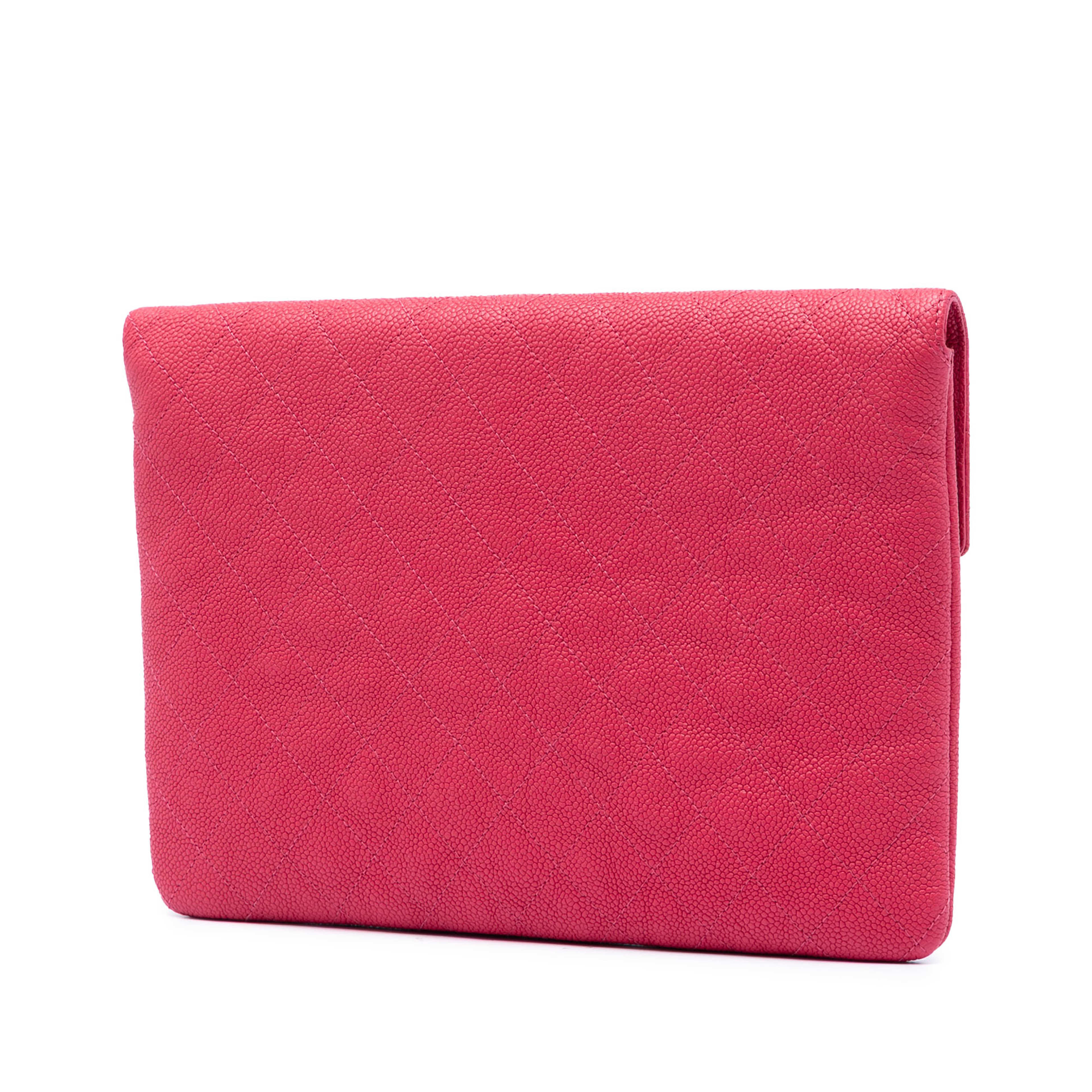 Chanel Paris Cuba Quilted Caviar Thread Around Envelope Clutch, från Luxclusif, i färgen dark pink. Klicka för att öppna bilden i stort format