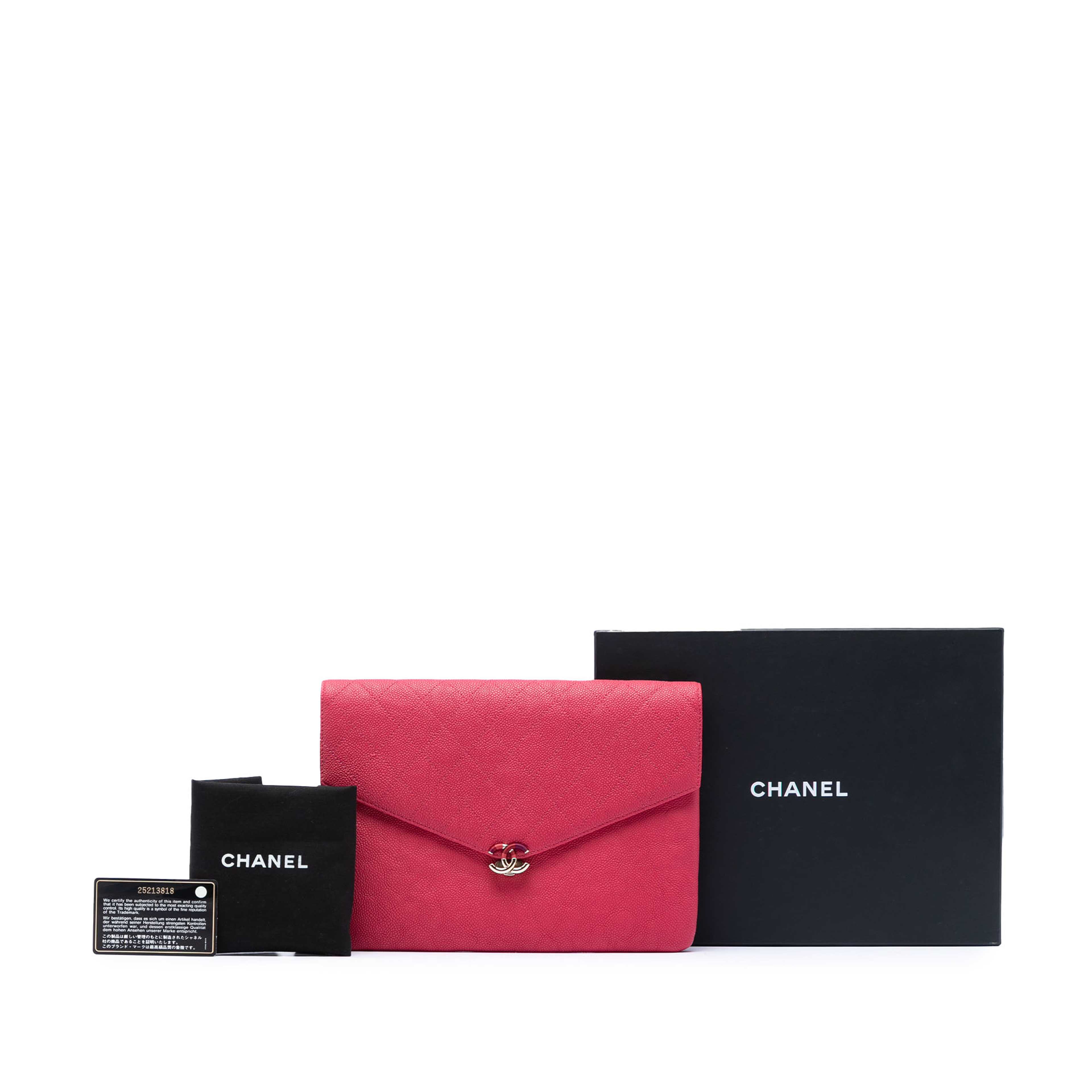 Chanel Paris Cuba Quilted Caviar Thread Around Envelope Clutch, från Luxclusif, i färgen rosa. Klicka för att öppna bilden i stort format