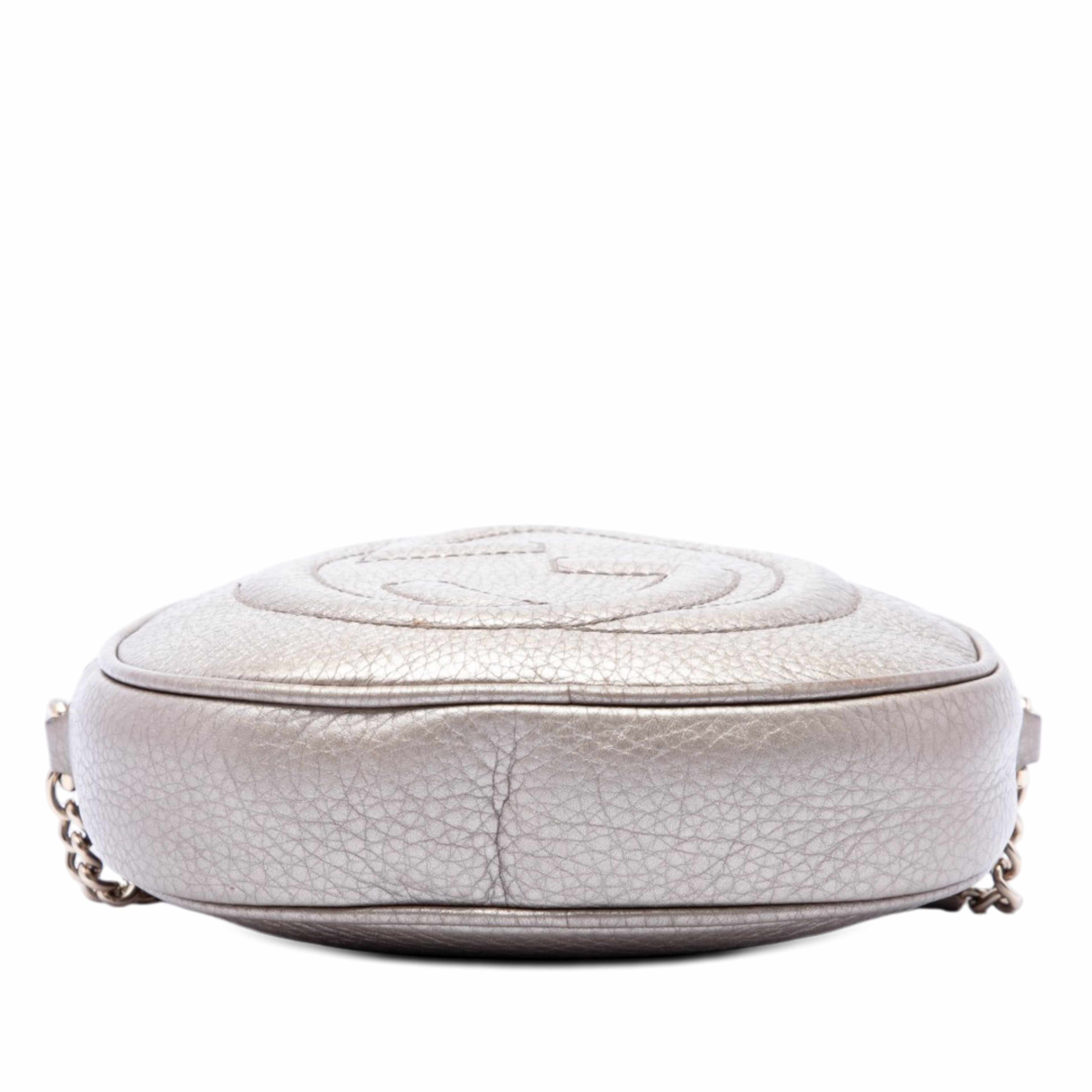 Gucci Mini Metallic Calfskin Soho Chain Crossbody, från Luxclusif, i färgen guld. Klicka för att öppna bilden i stort format