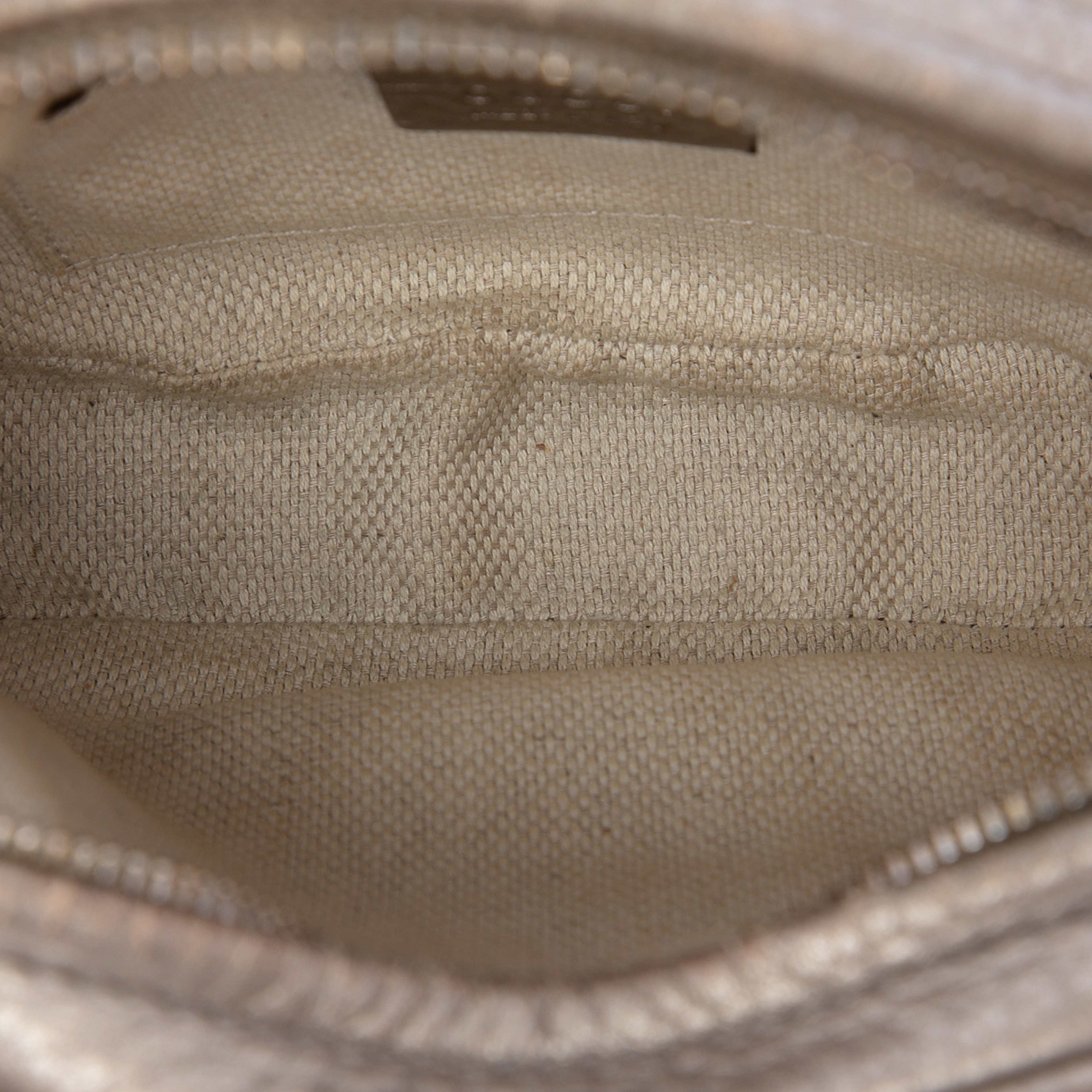 Gucci Mini Metallic Calfskin Soho Chain Crossbody, från Luxclusif, i färgen guld. Klicka för att öppna bilden i stort format