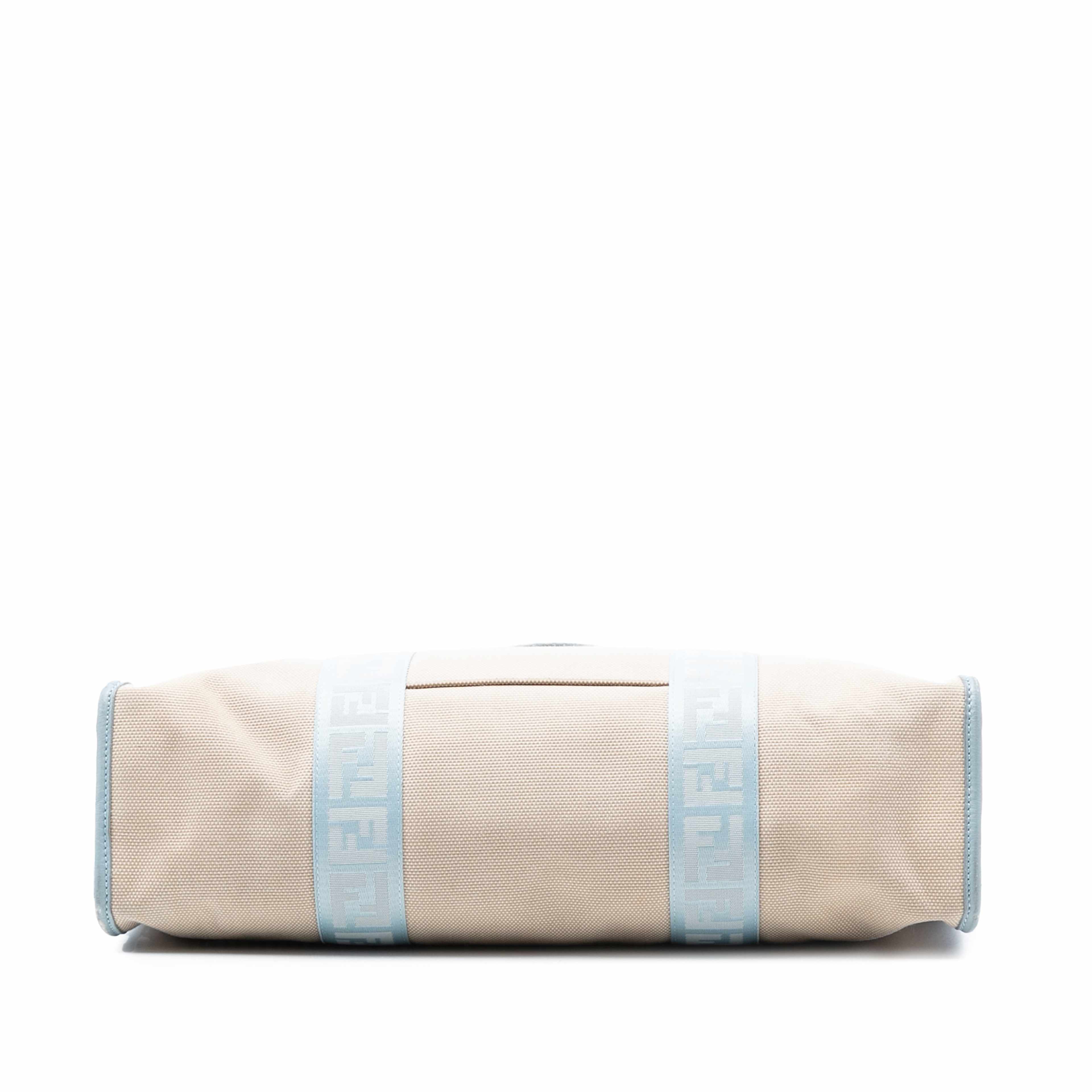 Fendi Zucca Trimmed Canvas Tote, från Luxclusif, i färgen beige. Klicka för att öppna bilden i stort format