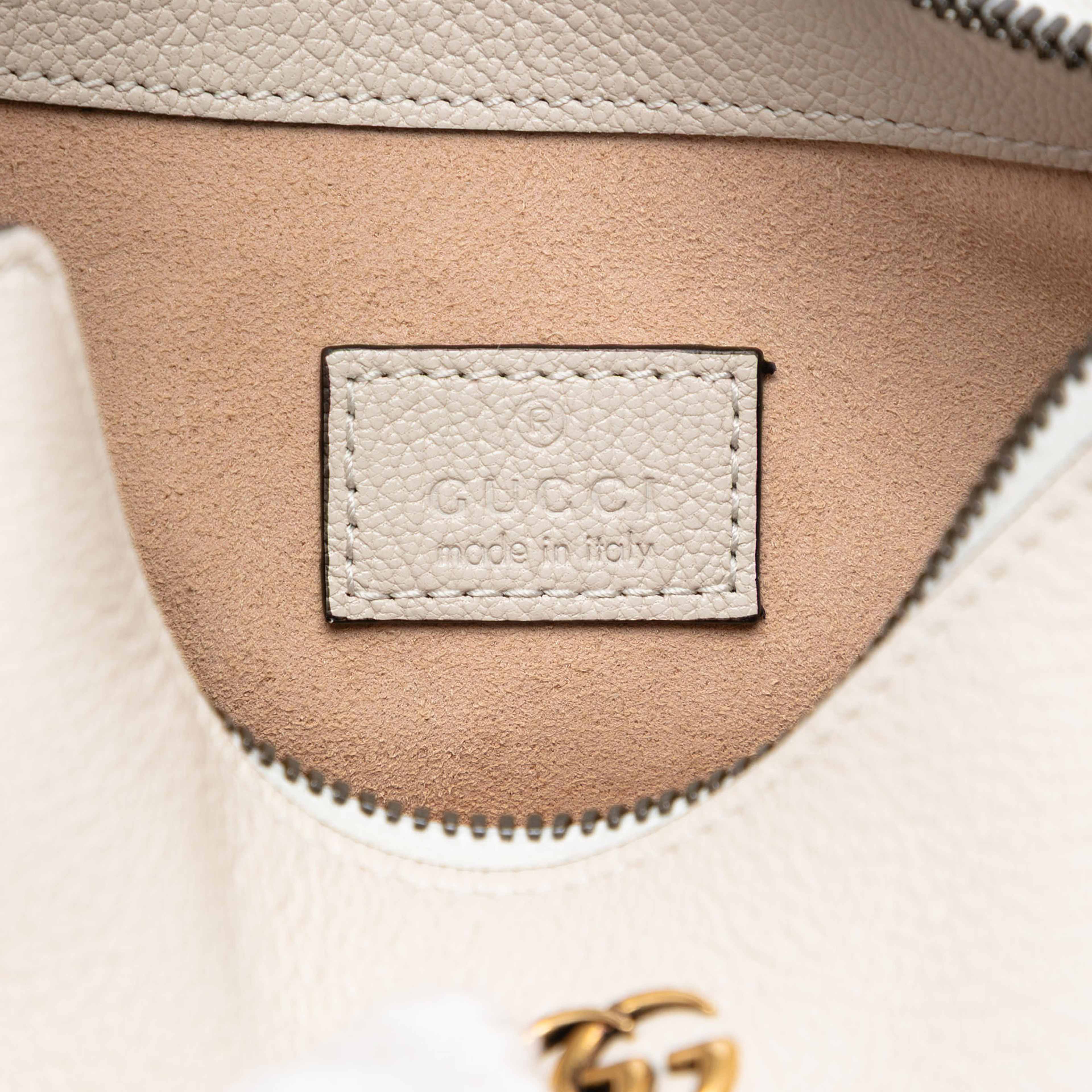 Gucci Mini Goatskin Aphrodite Shoulder Bag, från Luxclusif, i färgen white. Klicka för att öppna bilden i stort format